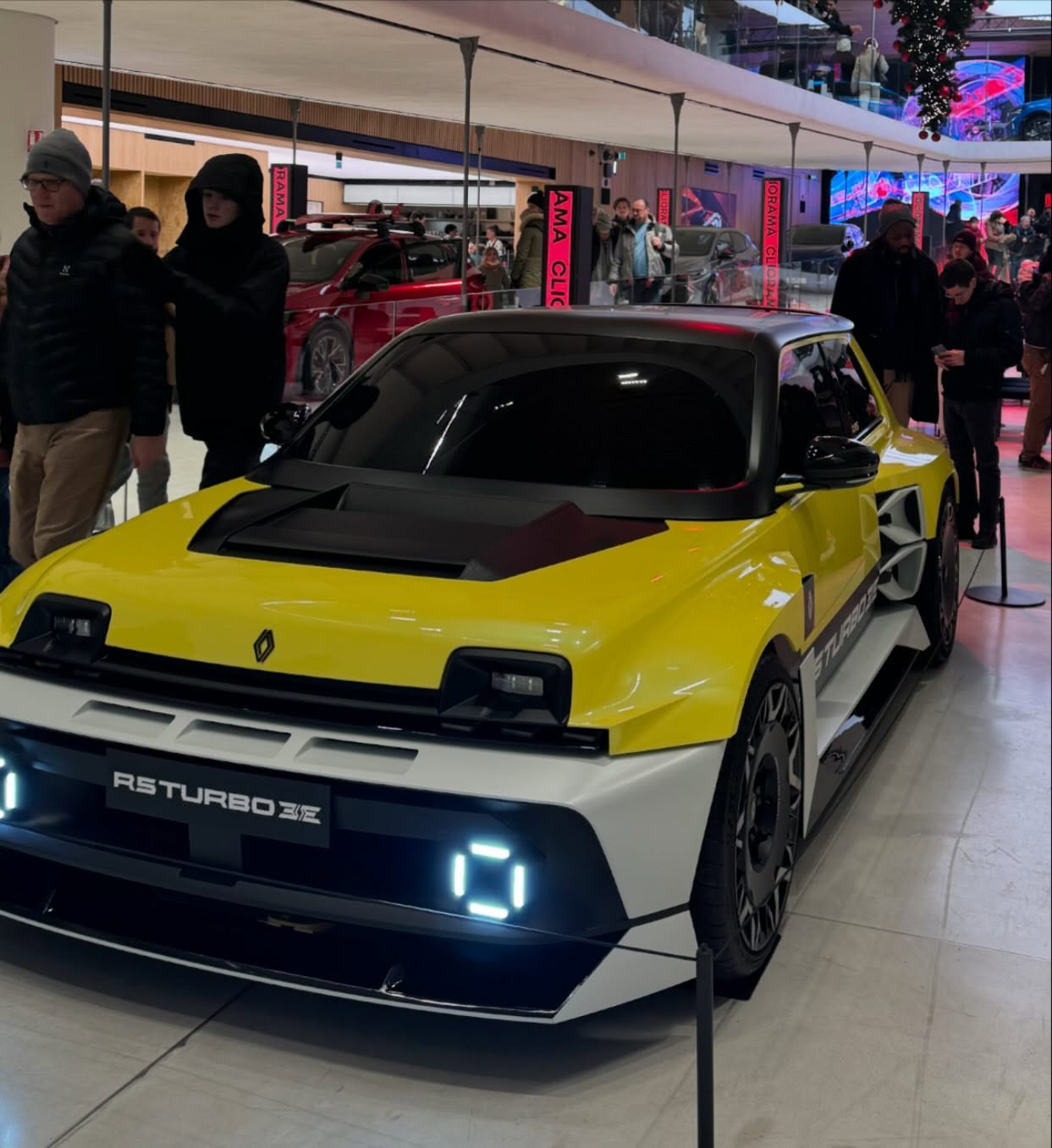 #renault #cliorama #paris #happy holidays @khars.be @champselysees_paris