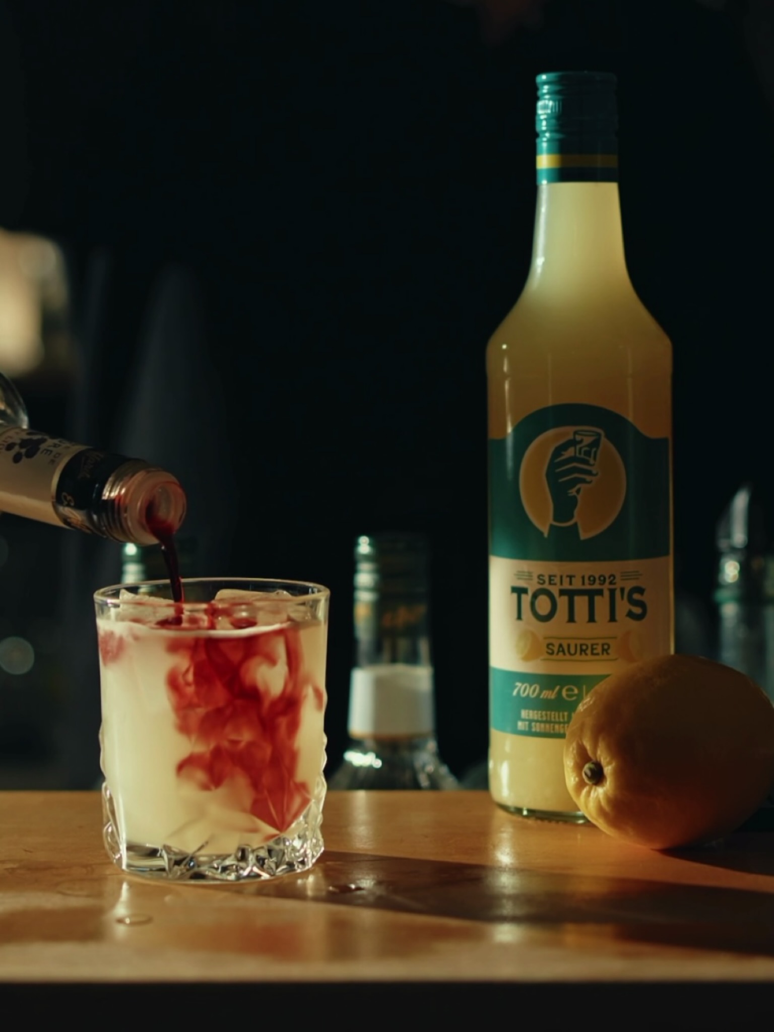 Totti’s Saurer – pur ein Klassiker, gemischt ein Erlebnis. 🍋
Bestelle jetzt online unter: www.tottisdrinks.de 🍋
#tottis #göttingen #DrinkResponsibly #vegan #madeingermany
Dieser Inhalt richtet sich ausschließlich an Personen über 18 Jahren.
Bitte Alkohol verantwortungsvoll konsumieren und nicht an Minderjährige weitergeben.
