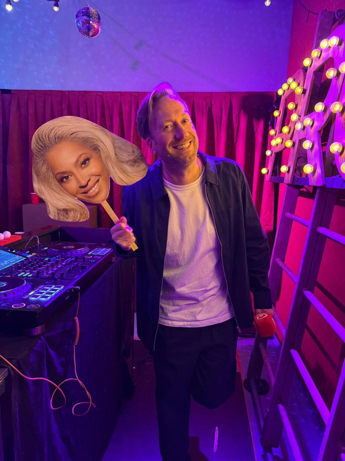 Sunday is for Swiping! 🎄 #week52
De laatste week van dit jaar alweer 😳
1 - Bee and Bey 😎
2 - What I found under the christmas tree 🎄
3 - Met @joeyvandervelden in @efteling 🫶
4 - ❄️❄️❄️
5 - Heee Macarena 💃🏻🕺🏼
6 - De enige foto die ik van de boom gemaakt heb 🤔
7 - Inspreken voor de Q-Escaperoom op de achterbank 🎙️
8 - PROM night! 🪩
9 - Jessie’s favo 🐦⬛
10- #selfie 🙂