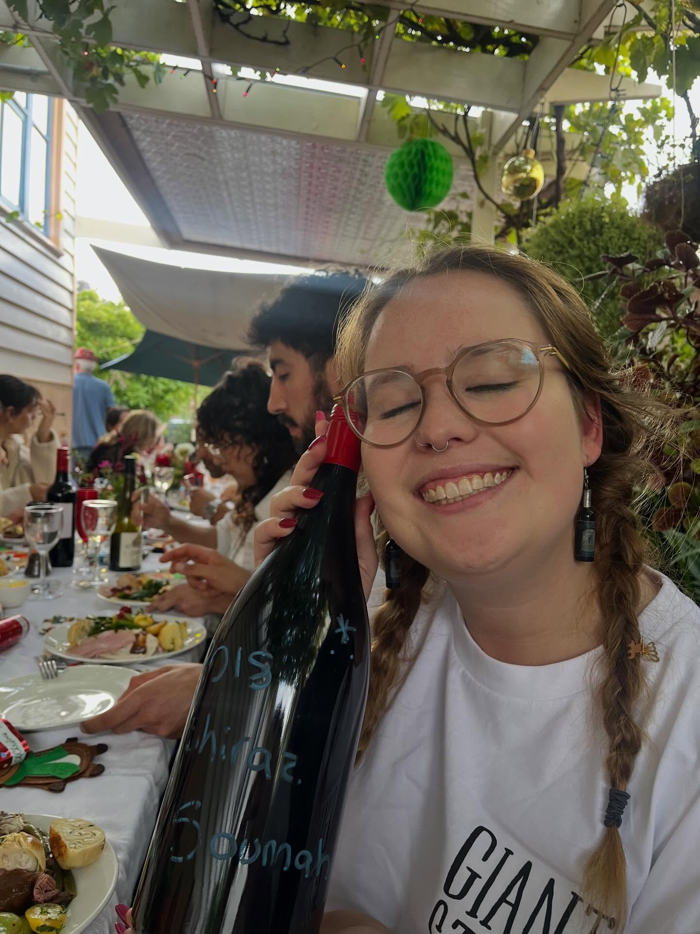 Lots of food and lots of wine! Grateful to Soumah for the big bottle of 2018 Shiraz to fill everyone up at the table! 🍷🫣