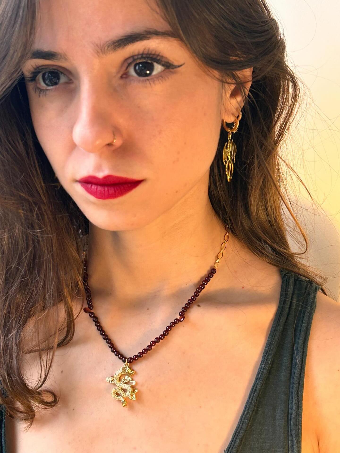 Résilience.
Voilà comment se résument mes 9 dernières années sur cette Terre.
Ce qui est sûr c’est que je n’ai pas vécu à moitié et que chaque expérience a été un apprentissage immense. Un univers. Un monde à part entière. Une initiation à chaque coin de rue, chaque rencontre, chaque soirée, chaque voyage, chaque fois que j’ai pris un stylo dans mes mains, chaque fois que j’ai allumé mon ordi, chaque fois que j’ai mangé ou bu quelque chose, que j’ai osé entreprendre, que j’ai posé mes mains sur vous. Chaque fois que j’ai ouvert un livre, fermer les yeux pour méditer, chaque fois que j’ai prié. Chaque fois que j’ai chanté, bougé, couru, crié…chaque fois que j’ai pris la parole devant vous…Chaque fois que j’ai osé m’ouvrir pleinement à la vie à mes risques et périls. Chaque fois que j’ai aimé, détesté, chaque fois que j’ai eu peur, été terrifiée…
J’ai brûlé de passion, j’ai apaisé mon cœur, je me suis trompé de chemin puis je me suis retrouvée. Encore et encore. Que d’aventures pour un si petit corps. Explorer pour pouvoir ensuite transmettre…
Je ne regrette Rien. J’ai suivi mon Cœur à chaque instant et tout m’a amené à qui Je Suis. Et j’invite chaque être à faire de même. Chaque peau délaissée m’a permis de retrouver un peu plus mon essence profonde.
Plus vivante que jamais, je sors de ce cycle puissante, pleine d’espoir, pleine de Lumière dans le cœur. Avec encore de l’ombre à transmuter évidemment. Et je m’en réjouis. N’est-ce pas le but, n’est-ce pas le sens ? D’évoluer parfois seul, souvent main dans la main ?
J’aimerai tant que nous intégrions ensemble que même si la souffrance existe, part intégrante de la vie humaine, il n’est en aucun cas nécessaire de s’y référer, de s’y attacher, de s’y accrocher. Nous n’avons plus besoin de sombrer dans les marécages de la mélancolie. Cette souffrance n’a plus besoin de nous définir.
👇🏻👇🏻👇🏻 suite en commentaire.