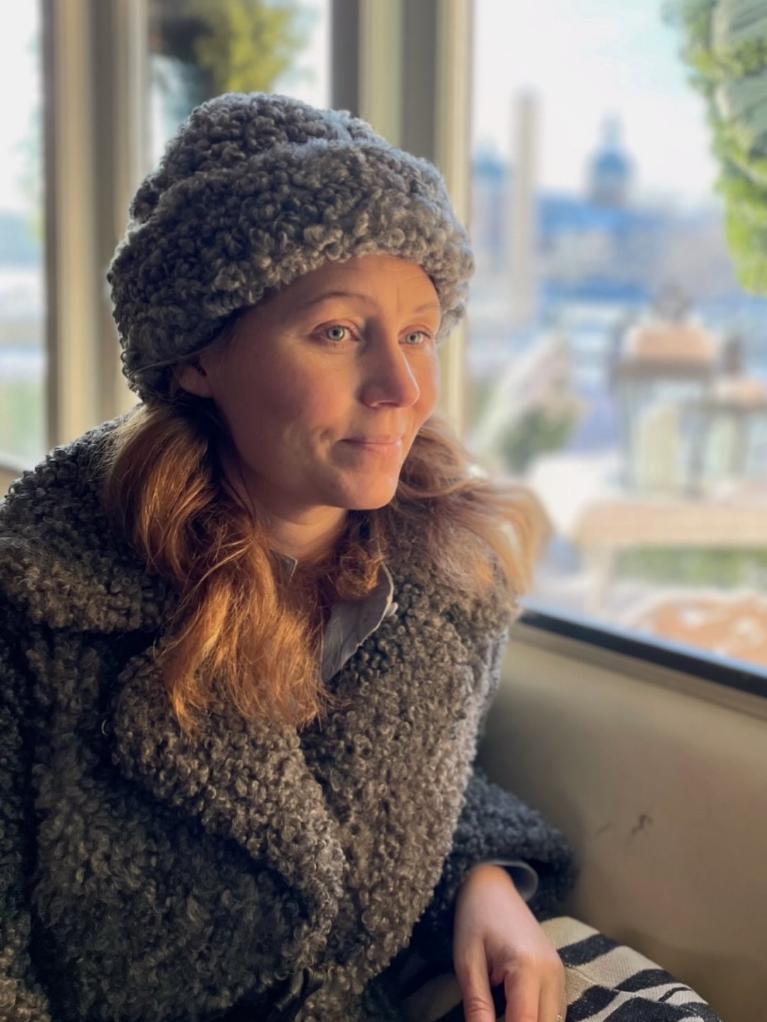 God fortsättning! 🎊
Hoppas att du har fått en fin start på nya året. Här kör vi på halvfart veckan ut och maxar jullovet med familjen här på gården. Älskar den här tiden på året när man får chans att reflektera och sätta nya mål. Är så tacksam över vad 2025 innehöll 💛
Den stora händelsen var såklart renoveringen av vårt egna hus i Halmstad. Vi jobbade med otroliga kundprojekt som var så roliga! Vi har helt slutat med styling och endast fokuserat på att hjälpa kunder som renoverar sina gamla hus. Under 2026 kommer vi nischa oss ännu tydligare mot den här typen av tjänster och förtydliga vårt erbjudande för att ta oss an rätt uppdrag 🙌🙌
Fokus för 2026 är att skala av ännu mer, nischa oss ytterligare och fokusera på det vi är bäst på och det som vi tycker är allra roligast - att ge nytt liv och ny energi åt gamla hus! 💛💫
Looking forward! 🤗 Men först lite mer vila!