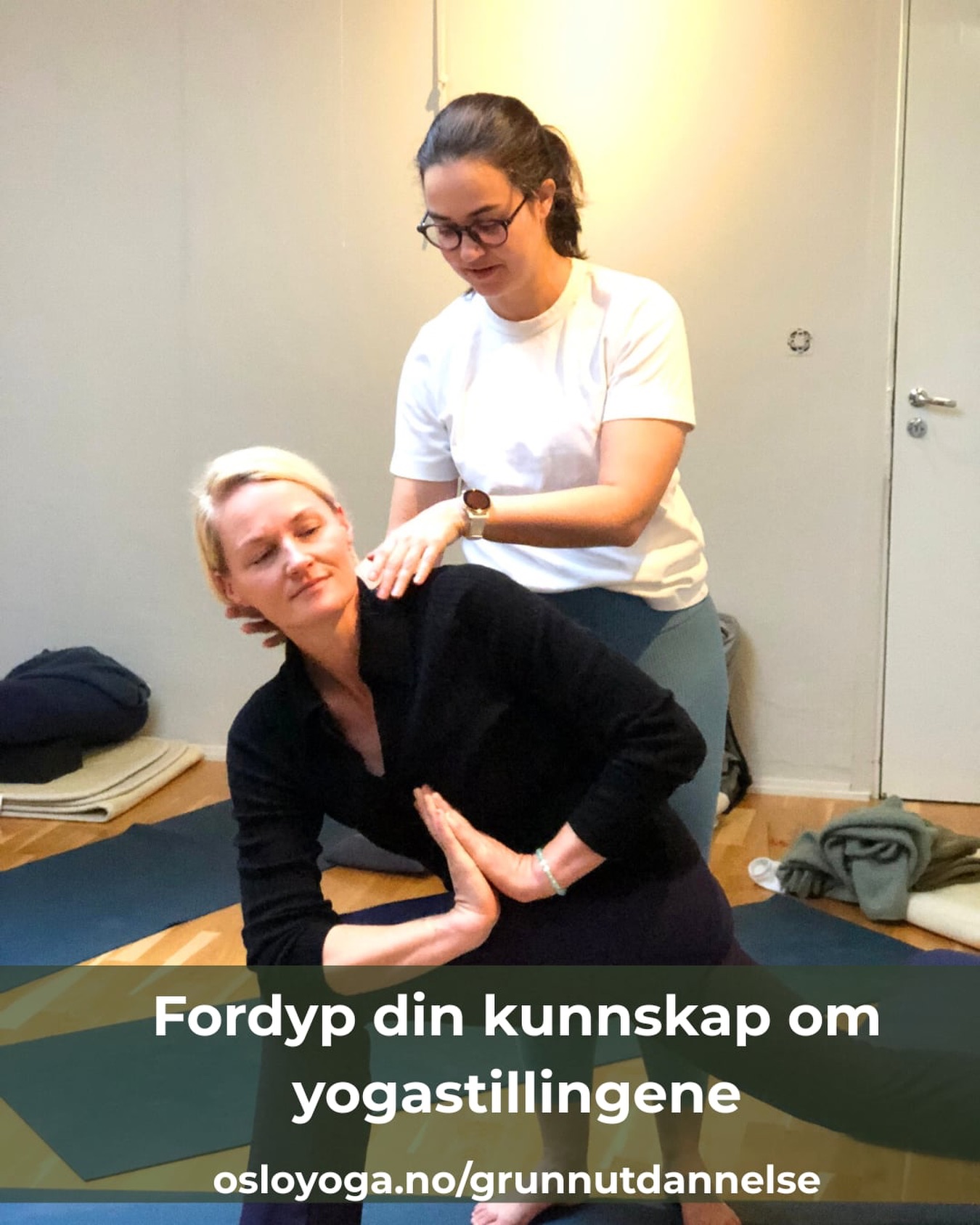 Er du klar for å lære noe nytt i 2026?
På Oslo Yogas grunnleggende yogalærerutdannelse lærer du alt du trenger for å kunne dele yoga med andre samtidig som du fordyper din egen forståelse av yoga. 🧘🏻♀️ Gjennom egen praksis og øving med medstudenter, venner og kjente, blir du i løpet av utdannelsens ni måneder klar for å gå ut og dele din yogaglede med andre. Du blir veiledet individuelt for å finne din stemme og rolle som yogalærer.
Utdannelsen gir deg erfaring med
🍃yogastillinger
🍃pusteøvelser
🍃sekvenser som gir ro og avspenning
🍃programmer som gir styrke
🍃kunnskap om hjernen og nervesystemet
🍃innsikt i hvordan yoga reduserer stress og smerte
🍃yogafilosofi, sanskrit og chanting
🍃anatomi, teknikk og skadeforebygging
🍃pedagogikk og stemmebruk
🍃hvordan lage timer og kurs
Gjennom utdannelsen fordyper du din egen praksis og lærer å lage egne programmer. En ukes retreat under utdannelsen lar deg leve som yogi. Du får øve undervisning i våre lokaler med grupper på Oslo Yoga. 🤗
300 timer gjør deg klar som yogalærer. 🤩
Hos oss blir du mer enn en instruktør som underviser ferdige programmer. Du blir en kreativ yogalærer som forstår hensikten bak øvelsene og kan forklare virkningen av yoga til andre.
🌟
Oppstart 6. mars.
Early bird pris ved påmelding innen 31. desember.
Les mer:👉
www.osloyoga.no/grunnutdannelse