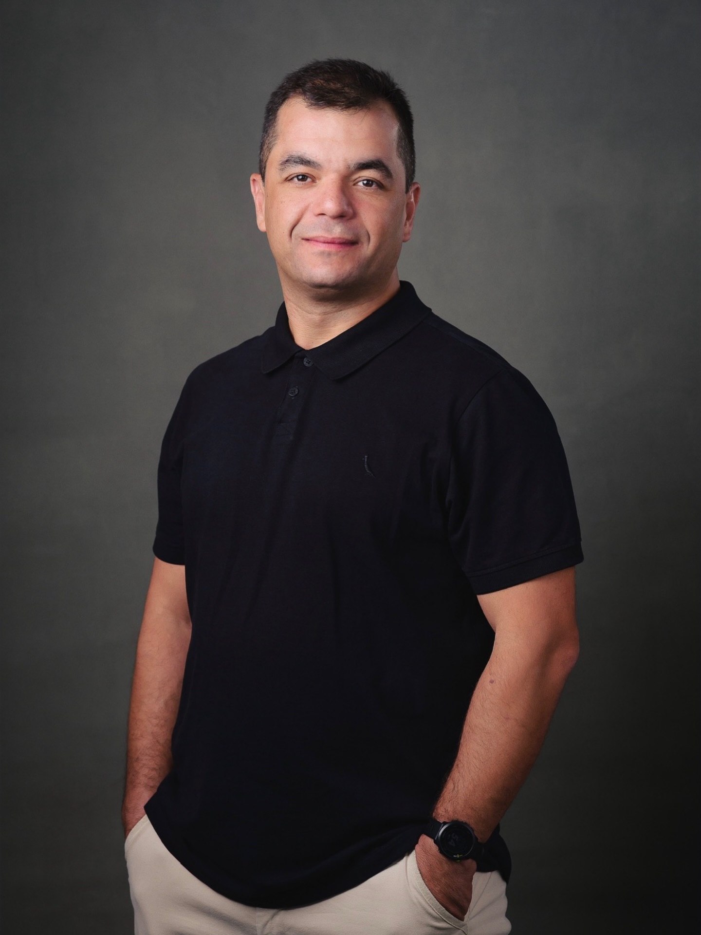 “Para quem não sabe para onde navega, nenhum vento é favorável.”
— Sêneca
30 de dezembro.
Fechando um ano que exigiu presença.
2025 não foi um ano simples.
Foi um ano de ajustes, escolhas e responsabilidade.
Houve avanços importantes:
– Uma prática médica mais madura, orientada por critério, qualidade e coerência.
– Uma clínica que ganhou método, identidade e pessoas comprometidas com o mesmo padrão.
– Relações profissionais fortalecidas no cotidiano.
Também houve desafios — dos que não cabem em foto, nem em posts ou stories:
– Decidir quando avançar e quando segurar.
– Sustentar processos de longo prazo, mesmo quando os resultados não são imediatos.
– Entender que constância exige mais disciplina do que atalhos.
Talvez 2025 tenha sido menos sobre crescer rápido e mais sobre crescer certo.
Menos ruído.
Mais clareza.
Mais base.
Que 2026 venha com continuidade, serenidade e espaço para fazer melhor — juntos.
FELIZ ANO NOVO!