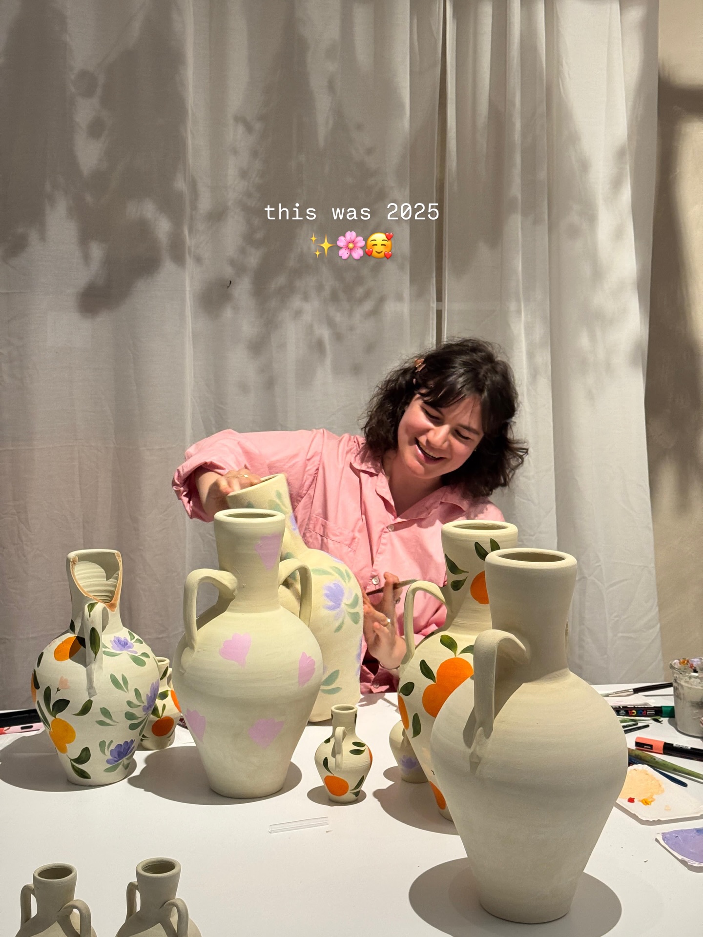 2025 was a year of firsts: first time hosting workshops, painting onto clothes, painting shop windows, painting onto objects and creating porcelain plates, and doing live illustration. i'm probably forgetting lots, but cannot share everything, here's a little glimpse :) i've met incredible people and i'm grateful for taking risks on new things, even when they scared me. being creative in many mediums was a highlight. looking forward to 2026, i want to focus again more on painting, create cohesive series, and continue collaborating with lovely people 🥰. thanks for making 2025 so so special, my heart is full.
#2025 #recap #artist #art #illustration