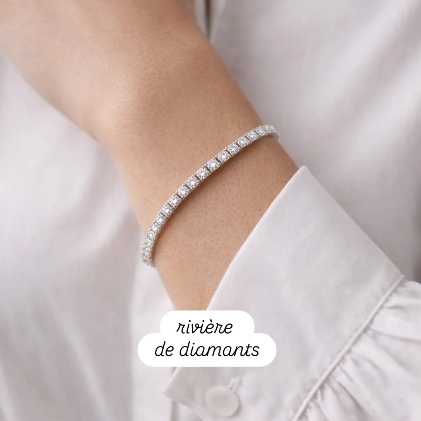 Un éclat continu, sans début ni fin.
Le bracelet rivière — aussi appelé bracelet tennis, nommé après qu’une joueuse perdit le sien en plein match dans les années 80 💎