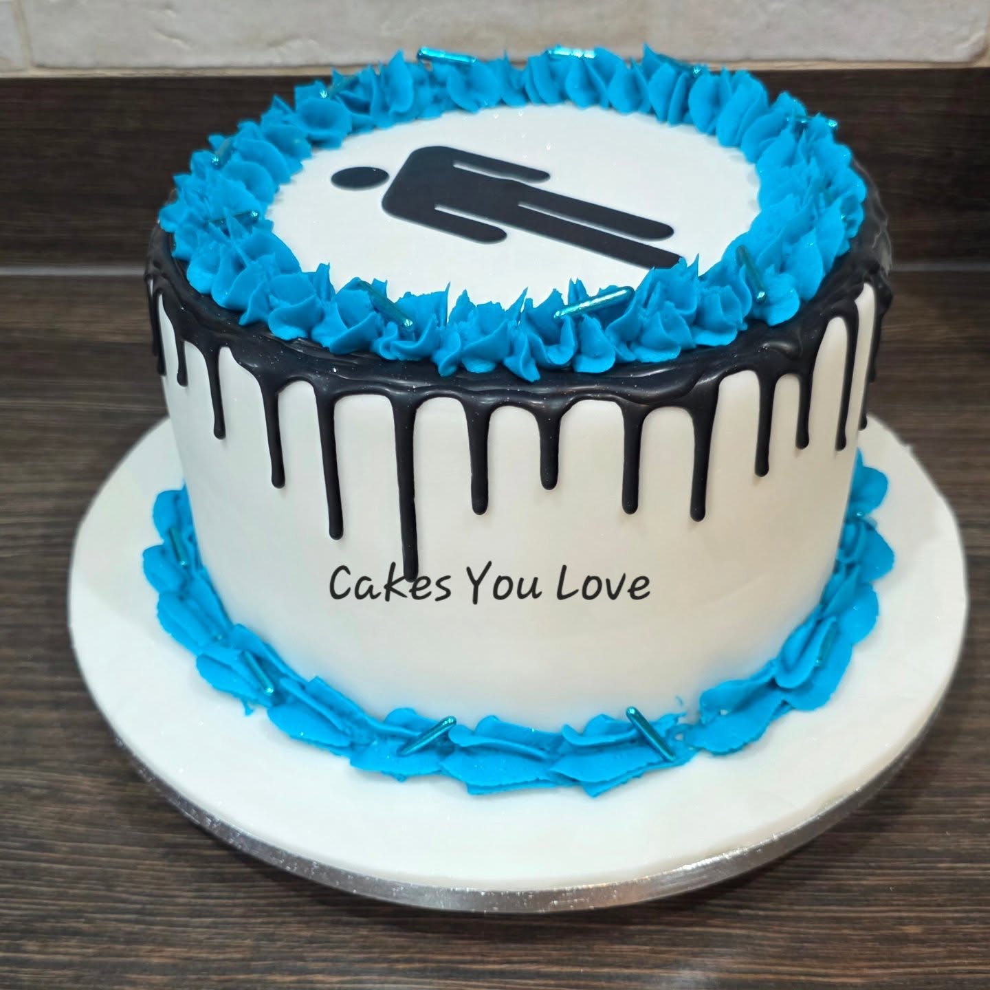 Billie Eilish Bloosh birthday cake and matching cupcakes