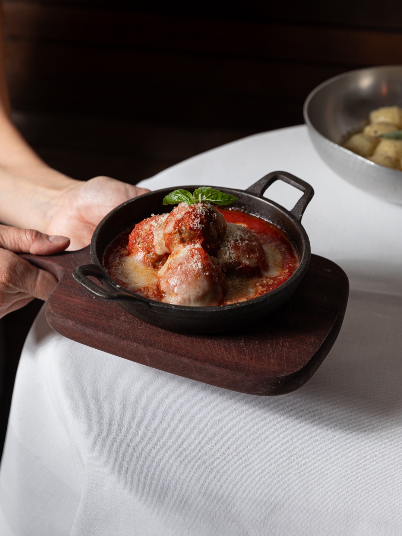 The best way to warm up your night. Polpette in a rich tomato sauce with mozzarella. Fatto in casa.
.
.
.
#lingunitrattoria #italianrestaurantamsterdam #foodieinamsterdam