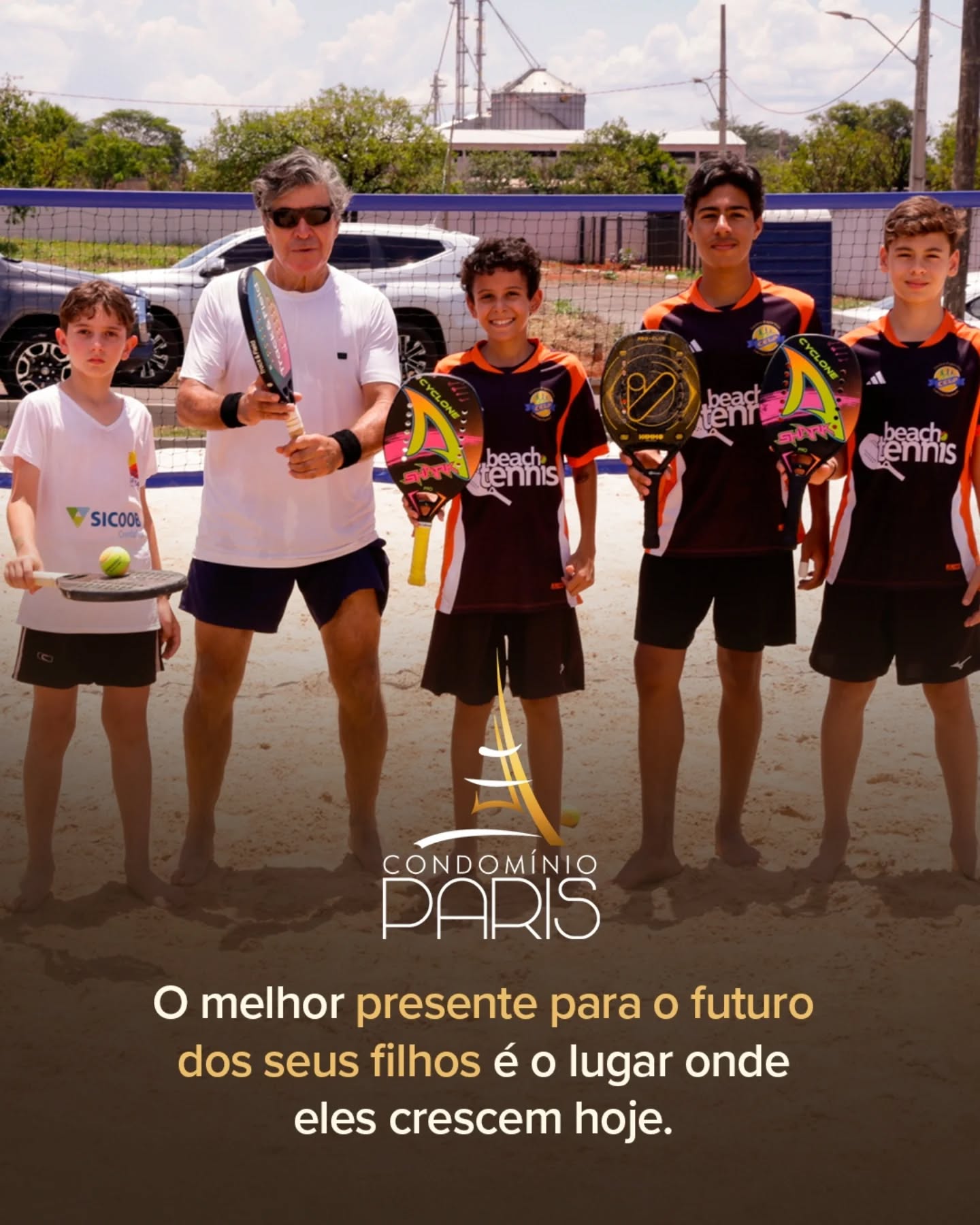 No dia 15 de novembro, vimos o futuro a correr livremente pelas ruas do Paris. Sem preocupação com carros em alta velocidade. Sem medo de 'quem está na rua'. Apenas crianças a serem crianças.
Segurança 24h não é sobre muros. É sobre liberdade. Garanta esse legado para os seus filhos. Fale com a nossa equipe.