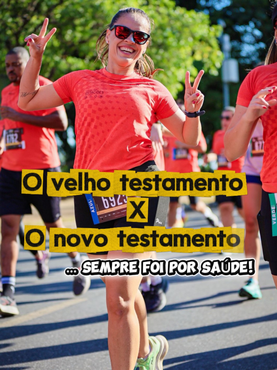 Tem conquistas que não cabem só no pódio.
Cabem no coração. 💛
Hoje a vitória vai muito além dos quilos que ficaram pelo caminho. Está na coragem de se escolher todos os dias, de calçar o tênis mesmo quando a mente diz “fica”, de transformar ansiedade em respiração ritmada e tristeza em quilômetros vencidos.
Entre um treino e outro, você fez algo ainda maior: se fortaleceu por dentro. Deixou para trás os ansiolíticos, os antidepressivos e aquela versão que achava que não era capaz. No lugar, construiu uma mulher mais leve no corpo, mais forte na cabeça e absurdamente mais confiante na alma.
A performance melhorou, o pace baixou… mas o que mais impressiona é a paz que hoje corre ao seu lado. E vamos combinar: quem diria que a melhor terapia teria número de peito, tênis e carbogel?
Em 2026, a sua meta não será só mais uma prova. Será a confirmação de tudo o que você já provou para si mesma: você não apenas corre maratonas, você atravessa fases, supera batalhas invisíveis e transforma dificuldade em potência.
Que orgulho da sua jornada.
Que venham mais quilômetros, mais risadas no meio do treino… e menos desculpas, porque essa versão sua não aceita mais limites.
E lembre-se: você vai colocando o pé e Deus vai colocando o chão!
Você não está só correndo.
Você está inspirando.
#treinadora #esporte #saude #disciplina #vempromeumundo