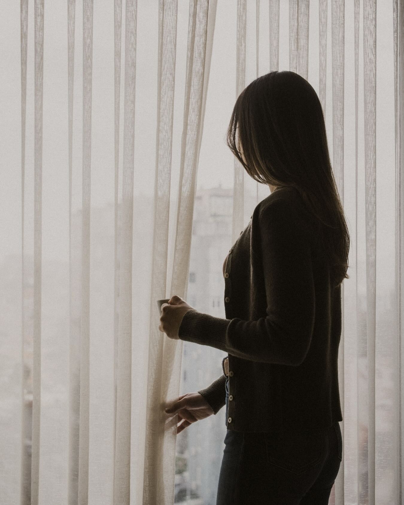 Shape the light as it falls. Let a single gesture trace the room’s gentle rhythm, turning the moment into a quiet reflection of the season’s ease.
#avantgardeurban #istanbul