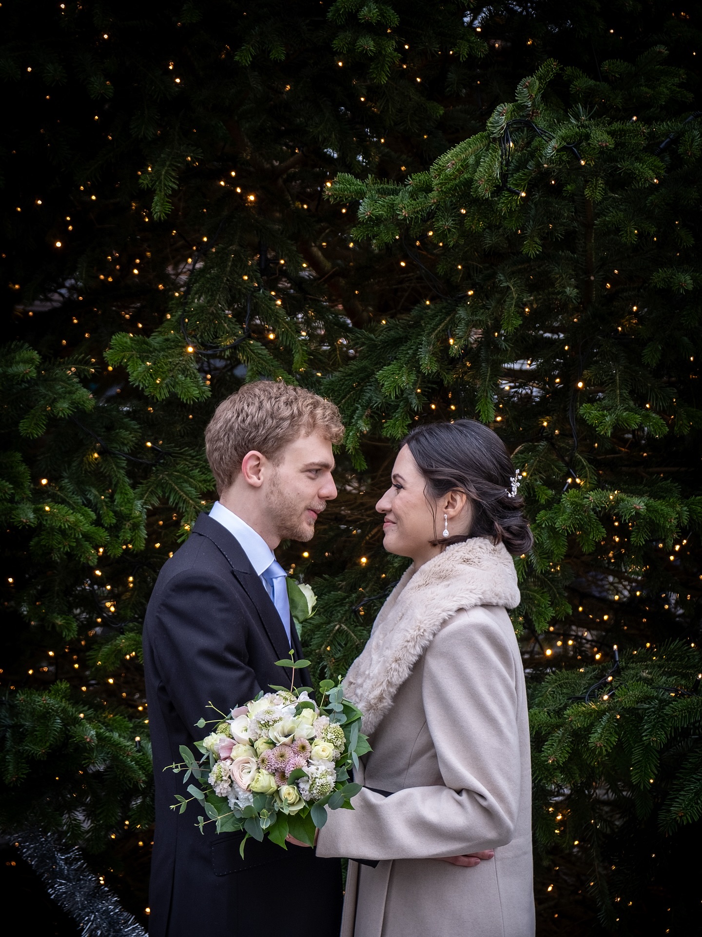 Happy 1st wedding anniversary, @isah.mb & Gerhard! 💍✨ What a joy it was to capture your magical day in beautiful, Christmas-sparkling Lund.
And a special shoutout to @broderjakobs for the iconic fika window moment! 📸☕️
