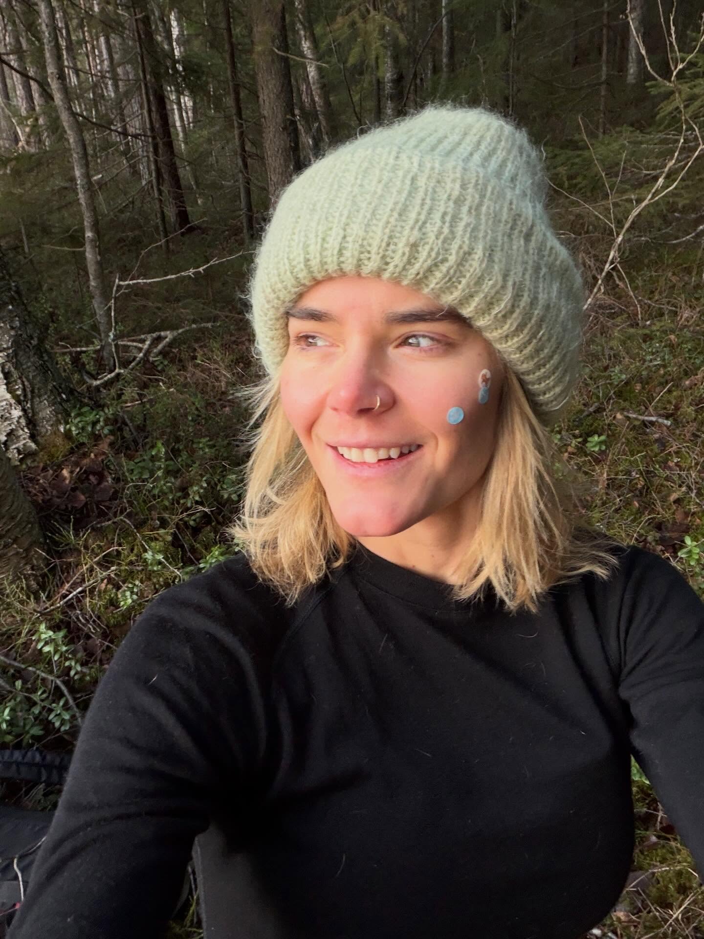 Kuuletko tuulen kuiskauksen? Nuotion tulen ritinĂ€n? Paljaiden puiden huminan? đČ
Luonnon ÀÀnet rauhoittaa kummasti. Tein nĂ€mĂ€ muutamat videot, mutta muuten puhelimet pysyi poissa. Nuoriso-osasto jĂ€tti ne autoon kokonaan. Oli niin hauska pari tuntinen metsĂ€retki! đ Jonka kruunasi tieto, et sen jĂ€lkeen pÀÀsee saunaan. đ
Tuli ihan mieleen Suuren Seikkailun kuvaukset pari vuotta sitten Lapissa, kun oltiin vaan ulkosalla, ilman puhelimia. SitĂ€ tuli juteltua ihan eri tavalla, katsoa silmiin, oltua ihan hiljaakin, ihmeteltyĂ€ hiljaisuutta. Parhautta! đ
Ilmainen parisuhdevinkki â€ïž kaikille: Ottakaa nyt lomalla edes yksi pĂ€ivĂ€, kun puhelimet on âpois kĂ€ytöstĂ€â. Sopii myös perheille tai yksin elĂ€jille. Hermosto kiittÀÀ ja sydĂ€n hymyilee levĂ€sti. đ
Miten teillĂ€ on sujunut loma? Vai ootteko jo duunissa? đ€ MeillĂ€ ollut kivaa, rentoa yhdessĂ€oloa perheen kanssa, ei mitÀÀn ihmeellistĂ€. â€ïž MĂ€ oon terapiavastaanotolla ylihuomenna ma 29.12 ja sit pe 2.1. Kokonaan palaan lomilta töihin ke 7.1. đ
#luontoon #metsÀ #joululoma