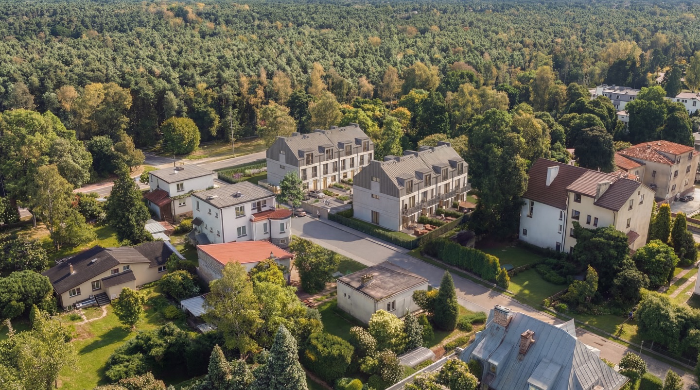 To wygląda jak ujęcie z drona.
Ale nim nie jest.
Ta wizualizacja inwestycji Bright Real Estate powstała poprzez precyzyjne wkomponowanie modelu 3D budynku w rzeczywiste zdjęcie satelitarne z Google Earth. Efekt? Maksymalny realizm i pełny kontekst lokalizacji - bez kosztów obsługi drona, bez zbędnej logistyki, bez straty czasu.
W Vivid Estate jako jedyni potrafimy stworzyć wizualizację, która do złudzenia przypomina zdjęcie wykonane z drona jeszcze zanim inwestycja w ogóle powstanie.
To idealne narzędzie do:
✔️ pokazania dokładnej lokalizacji i realnego otoczenia
✔️ zaprezentowania inwestycji z lotu ptaka
✔️ komunikacji skali projektu już na najwcześniejszych etapach realizacji
Dzięki temu deweloper może pokazać inwestycję dokładnie tak, jak chciałby zobaczyć ją klient. Taka wizualizacja staje się dodatkowym, niezwykle skutecznym narzędziem sprzedażowym i marketingowym, szczególnie na wczesnych etapach realizacji inwestycji.
Jeśli chcesz pokazać swoją inwestycję tak, jakby już istniała zanim wbije się pierwszą łopatę to rozwiązanie jest stworzone właśnie dla Ciebie.