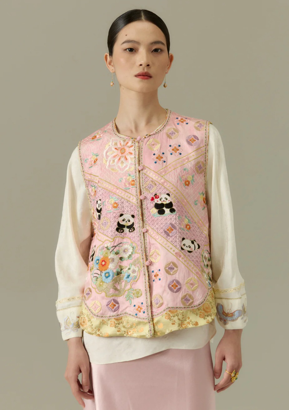 🐼 Tao Yuan – Embroidered Panda Vest | AQUEEN FASHION 🐼
Charming, playful, and full of personality.
The Tao Yuan vest is a statement piece that blends whimsical artistry with traditional Chinese elegance. Crafted in premium fabric with intricate embroidery, it features delightful panda motifs that bring storytelling and joy to your wardrobe. Layer it over the “Moonlight” white blouse or dress for an effortlessly unique, standout look.
💎 Details:
Sizes: S – XL (Shoulder/Bust: S 35/110, M 36/114, L 37/118, XL 38/122)
Sleeveless silhouette with structured elegance
Real feather edging for warmth and luxury
Features peony prints, symbolizing prosperity, grace, and feminine beauty
🌍 About AQUEEN FASHION | @aqueen.fashion
Founded by Alex Qu, a Jiangnan-born designer, AQUEEN FASHION celebrates traditional Chinese artistry with modern flair. Each piece is wearable art — blending heritage, elegance, and contemporary design to empower individuals and bring East meets West style to life.
✨ FOMA Exclusive | Link available on bio
#AQueenFashion #TaoYuanVest #ChineseStyle #WearableArt #EastMeetsWest #FOMACollective #FOMAExclusive #StatementFashion #CulturalElegance #ContemporaryTradition #LuxuryFashion #UniqueStyle
@sxswsydney @dfat @gandhicreations @ausfashioncouncil @tafensw @powerhousemuseum @aussieexport