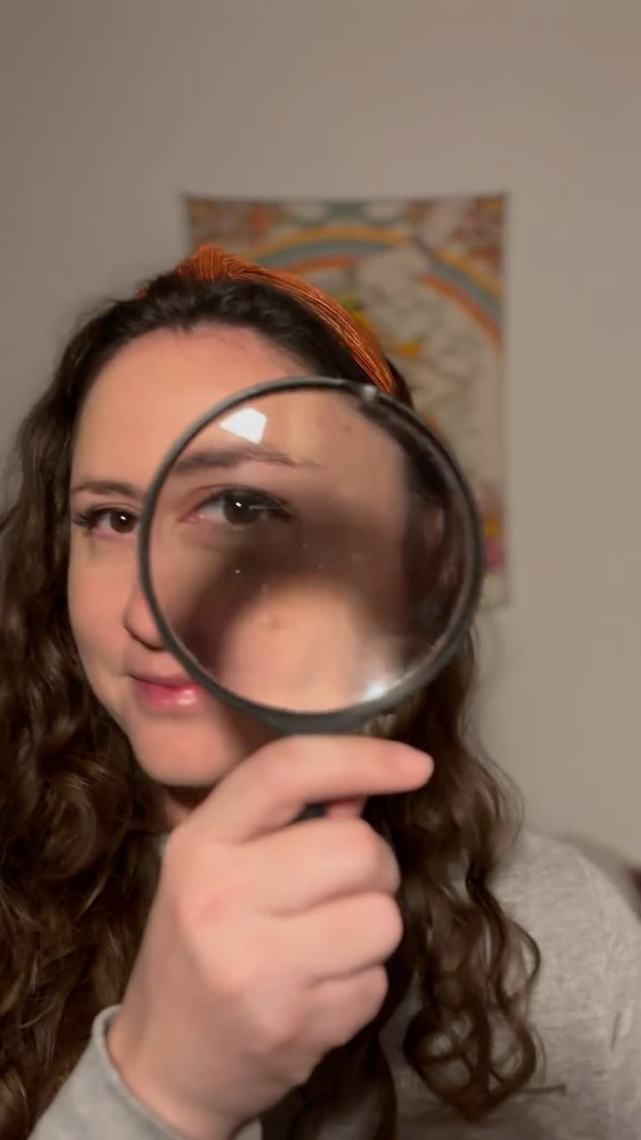 La familia Sánchez recuperó un álbum y una película familiar que llegaron a mí por cosas del destino, (eso dijo Tere) Me puse a la tarea de digitalizarla, con muy pocas herramientas y con algunos fotogramas la familia entera volvió a soñar con contar su propia historia
¿Será que podremos recuperar esta película familiar?
Mientras lo descubrimos, también podrás aprender a contar historias con nosotras. Visita nuestra web para conocer nuestro talleres de ENERO.
Agradecimiento especial a Tere Sánchez, la Familia Sánchez, a @jluis_rodriguez y por supuesto, la bella música del @duoache
#escrituracreativa #habitarlapalabra #escriturapersonal #regalauntaller #contarhistorias