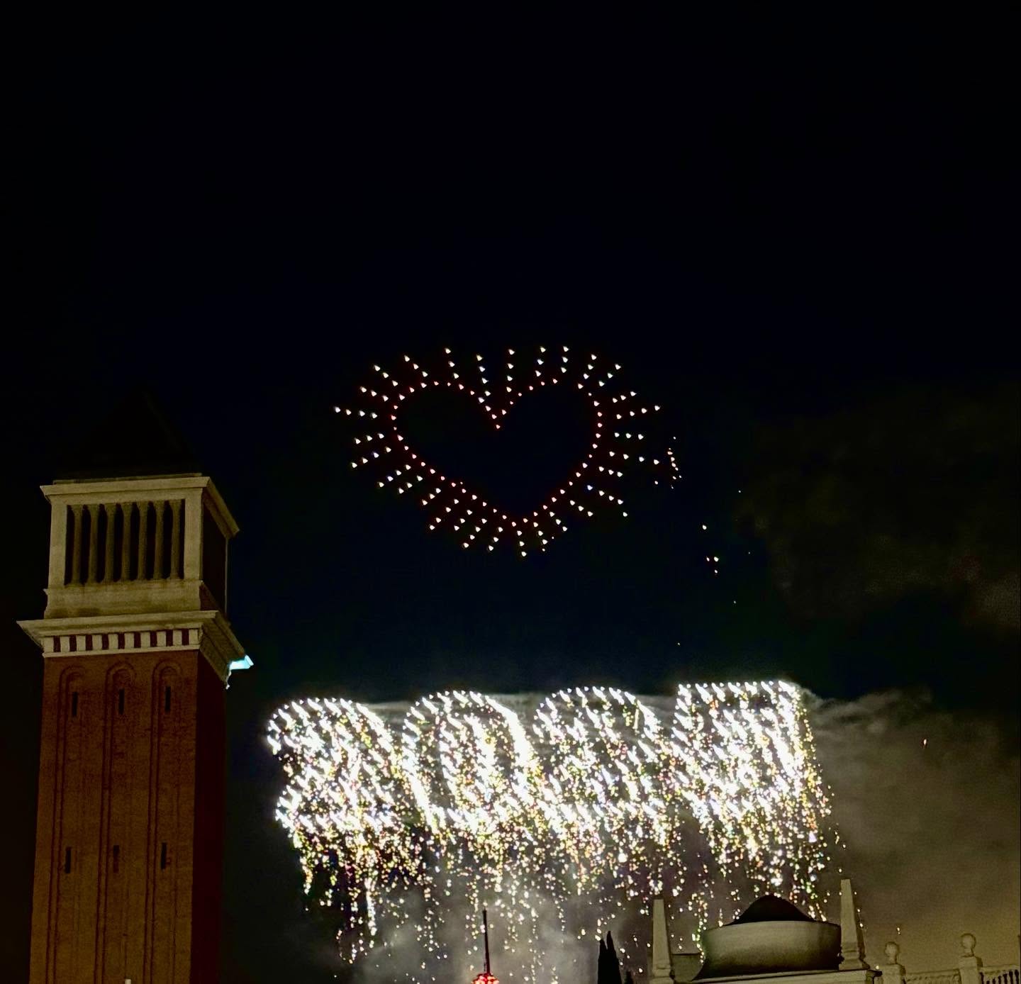 ¡Chau 2025!
Un año entero viviendo en otro país, otro continente, otro idioma. Un año de abrir caminos para los proximos que vendrán. De muchas primeras veces, de nuevas experiencias y de muuucho aprendizaje.
En este año tán diferente tuve la oportunidad de graduarme en un Máster, trabajar en un editorial de libros, pintar un mural en Albánia y otro en Barcelona, hacer una novela grafica de cero.
Empecé a vender productos pintados a mano, aprendi a grafitear, trabajé en eventos de todo tipo y haciendo todo tipo de cosa, incluso vendiendo mis ilustraciones.
Vi mi trabajo tomar nuevas caras: en libros, en paredes, en objetos y en tatuaje!
Tuve la oportunidad y el desafio de construir una casa fuera de casa. De vivir cosas nuevas todo el tiempo, pero al mismo tiempo siempre sentir saudade de lo conocido. 💛
Mientras pasaba todo eso, conoci a un montón de gente, visité lugares que nunca me imaginé, vivi momentos importantes con mi familia y amigos y hasta vi a mi ídola en el concierto de los sueños. 🤠❤️🔥
Esa es la parte linda, claro. 2025 también trajo muchos desafios y, así como el último par de años, algunas situaciones bastante complicadas. Pero termino el año aprendiendo más que nunca a confiar y más segura de las cosas que realmente importan.
Recuerdo de confiar en el camino, orgullarme de cada pasito y de darme cuenta de lo que se está construyendo.
Gracias gente por este espacio, les deseo un 2026 espectacular. ✨🤩
Obrigada 2025, que 2026 venha leve, lindo e gostoso d+. Que seja um ano de boas notícias, novos projetos e muita felicidade pra todos nós. Vambora❤️