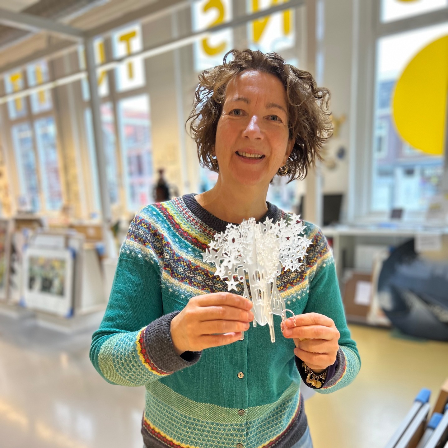 Vanaf vandaag zijn mijn Spaceflowers te koop bij Kunstuitleen Alkmaar. Het zijn fantasierijke voorstellingen van ruimtelijke bloemen van perspex zoals je die alleen langs de Melkweg zou kunnen tegenkomen
Mijn inspiratie vond ik in ruimtereizen, satellieten, gaswolken, anomalieën, ruimteschepen en het higgsdeeltje. O ja, …en keukengerei.
Kunstuitleen Alkmaar heeft een prachtige, kleurrijke collectie, volop bijzondere kunstcadeautjes en een fraaie expositieruimte met steeds wisselende tentoonstellingen.
En ik trakteerde mezelf hier op een prachtige speld
#alkmaar #kunstuitleen #space #spaceflowers