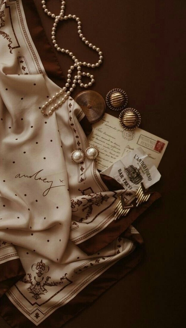 You don’t have to come in knowing lash styles, curl types, or what’s trending.
Most clients don’t want to choose.
They want to feel confident that what they’re getting will actually suit them.
That’s why every set is designed around your face, your lifestyle, and how you want to feel, not a copied look.
This anime-inspired set was created to feel expressive without being overwhelming, intentional without being heavy.
✨ That’s the Fernormenal Design Experience.
Appointments designed for you. Link in bio.