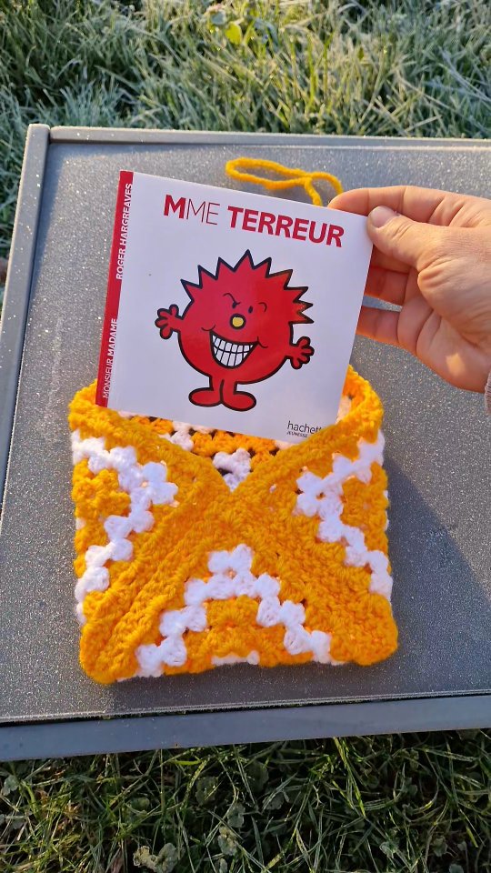 Une petite pochette crochetée bicolore pour ranger les affaires de bébé 🧡🤍
#montsoult #artisanatfrancais #TricotBebe #tricothandmade #ideecadeaunaissance