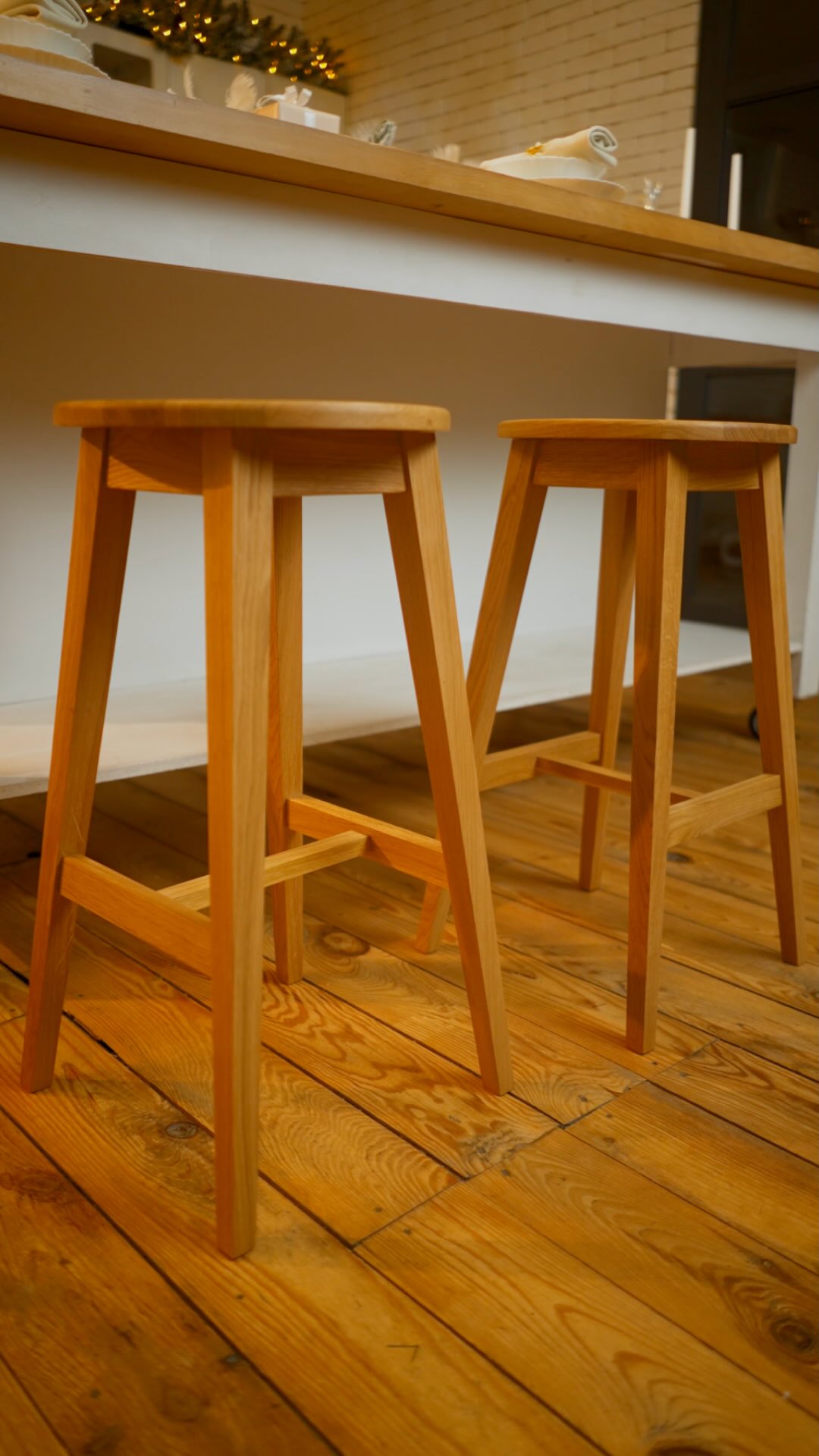 Hoker, który tworzy klimat przy wyspie kuchennej 🤎
Renata Bar to hoker z litego dębu, który idealnie dopełnia wyspę kuchenną lub bar. Stabilny, wygodny i przyjemny w dotyku — zaprasza na poranną kawę, szybkie śniadanie i wieczorne rozmowy przy kieliszku wina. To nie tylko siedzisko, ale detal, który ociepla wnętrze i sprawia, że chce się zostać na dłużej.
💰 Cena promocyjna: 472 zł, wcześniej 556 zł
🪵 Lite drewno dębowe
📦 Fabryczna jakość i pełna kontrola wykonania
🛠 Gwarancja: 2 lata
Zamów online lub zobacz na żywo w naszych salonach w Gdańsku i Łodzi.