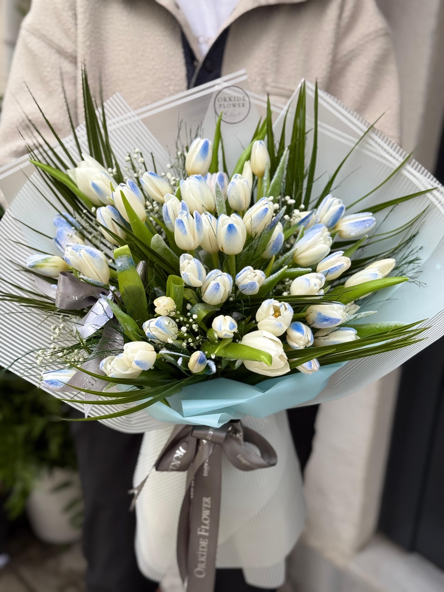 Bir ömür “evet” demenin en zarif hali…
İthal mavi uçlu beyaz lalelerle hazırlanan nişan buketimiz, bu özel anı unutulmaz kılar. 🤍💍