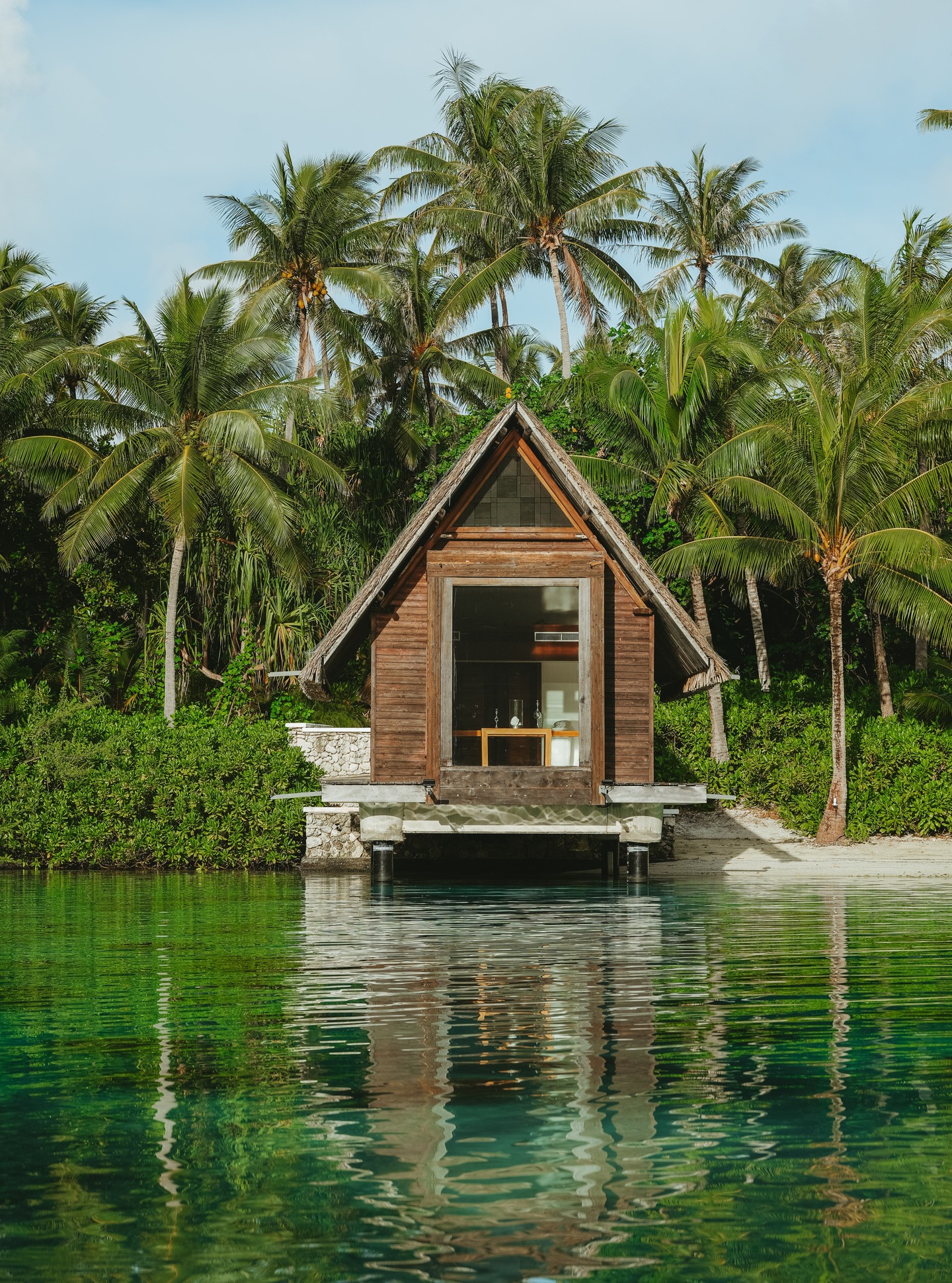 Un lugar íntimo para decir sí, rodeados de agua, luz y naturaleza.
Aquí comienzan las historias que se convierten en recuerdos eternos.
•
An intimate place to say I do, surrounded by water, light and nature.
This is where stories begin and memories last forever.
📷 @emmatournier_ | @ic_boraborathalasso
#MoemoeaTravel #PolinesiaFrancesa #FrenchPolynesia #DestinationWedding #HoneymoonDream #IslandRomance #WeddingInParadise #LoveStory #RomanticEscape #TravelInspiration #LoveTahiti