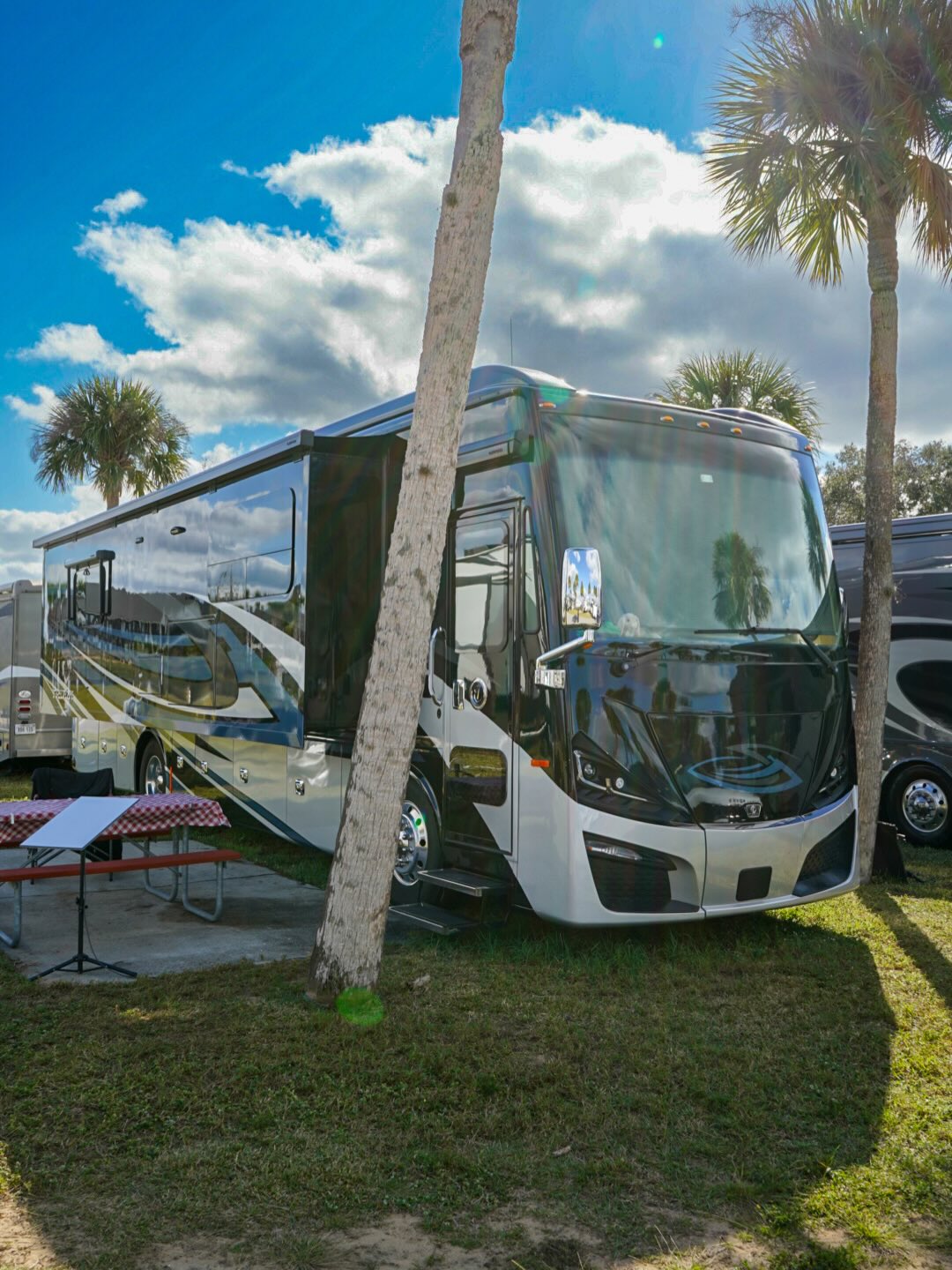 Tiffan Motorhome in for a Diamond Package!
•
•
•
•
•
#RVDetailing #Detailing #tampa #viperdetailing #rvlife