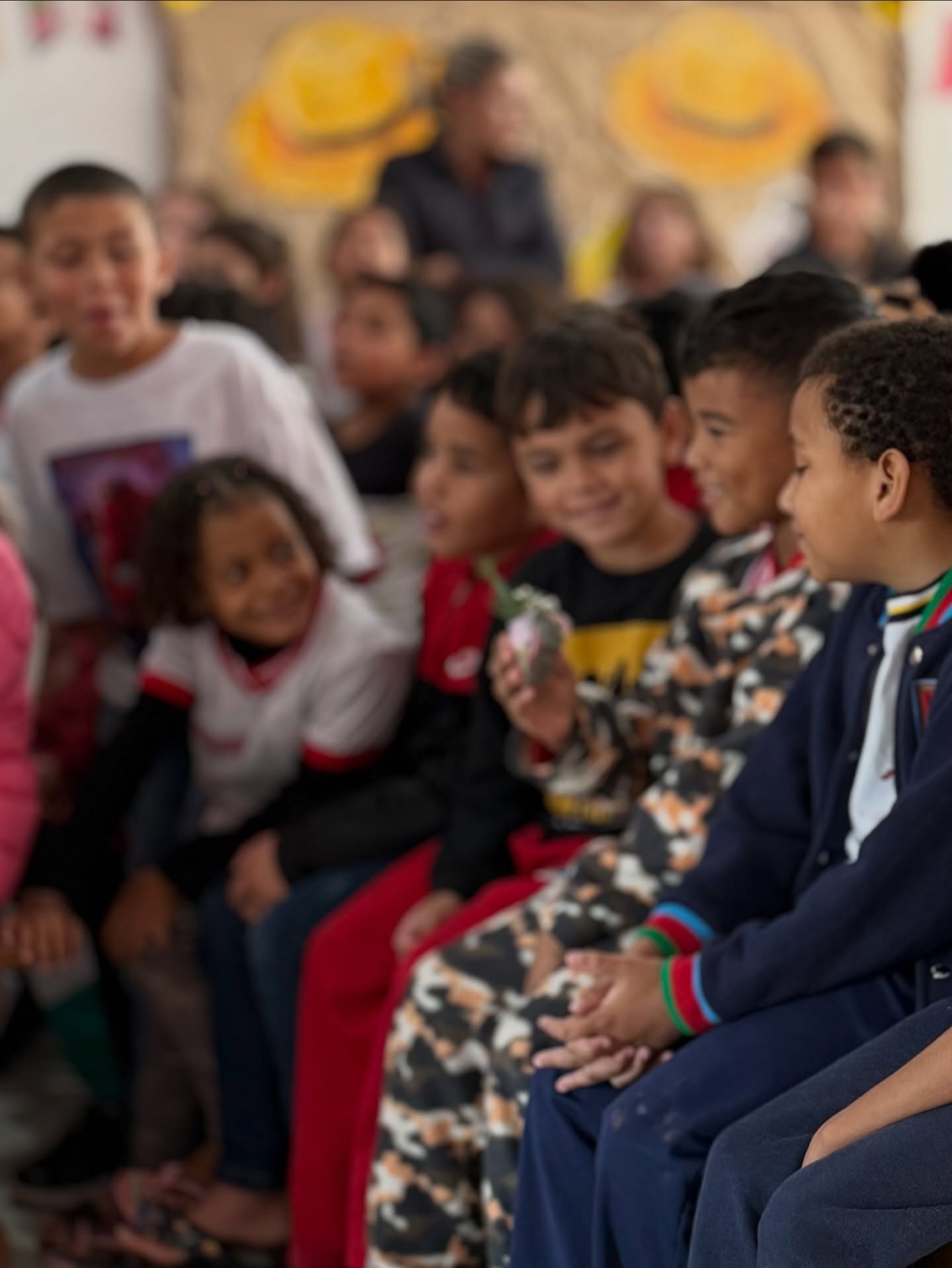 Em 2025 fizemos um tanto de coisas e encontramos um tanto de gente. Nada faz sentido para nós se não transformarmos um pouco a realidade por onde passamos. Por isso essa foto (de uma das apresentações que fizemos) para agradecer!
Agradecemos imensamente cada encontro, desafio, gentileza, brilho nos olhos e afetos. Muitos deles.
Agradecemos quem confiou no nosso trabalho e abriu espaço.
2026 bate na porta! Estamos aqui… pode entrar! 💛
#teatrodori #teatro #dori #kamishibaï #sobrecaixas