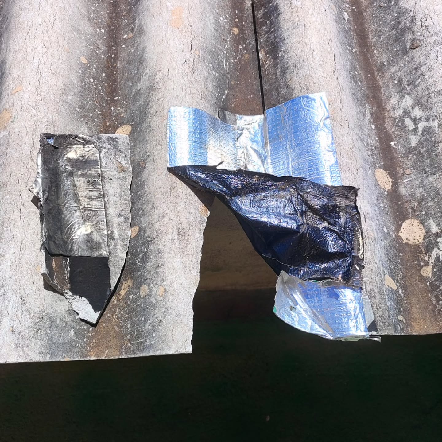 🔧🧱 É comumente observado que as telhas de fibrocimento estão apresentando maior maleabilidade quando molhadas, um fenômeno diretamente relacionado à alteração em sua composição. Desde 2017, houve a remoção do amianto, que é um mineral cancerígeno quando suas fibras são inaladas, causando doenças graves como mesotelioma e asbestose. Apesar de ser um material crucial para a resistência mecânica das telhas, sua exclusão foi necessária para garantir a saúde dos trabalhadores da construção civil e manutenção.
Consequentemente, torna-se imprescindível a realização anual de uma revisão técnica e a substituição das telhas danificadas nos telhados de fibrocimento. Essa prática é vital para que seu telhado em conformidade e seguro! 🏗️🔍 #Telhas #Fibrocimento #Engenharia #Saúde #manutencaopreventiva