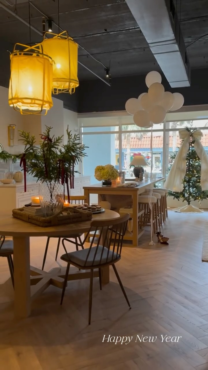 It’s funny how day by day nothing changes…but when you look back everything is different. May differences bring you clarity and comfort bring you peace. Happy New Year!
#downtownsrq #srqdesign #newyear #newyearseve