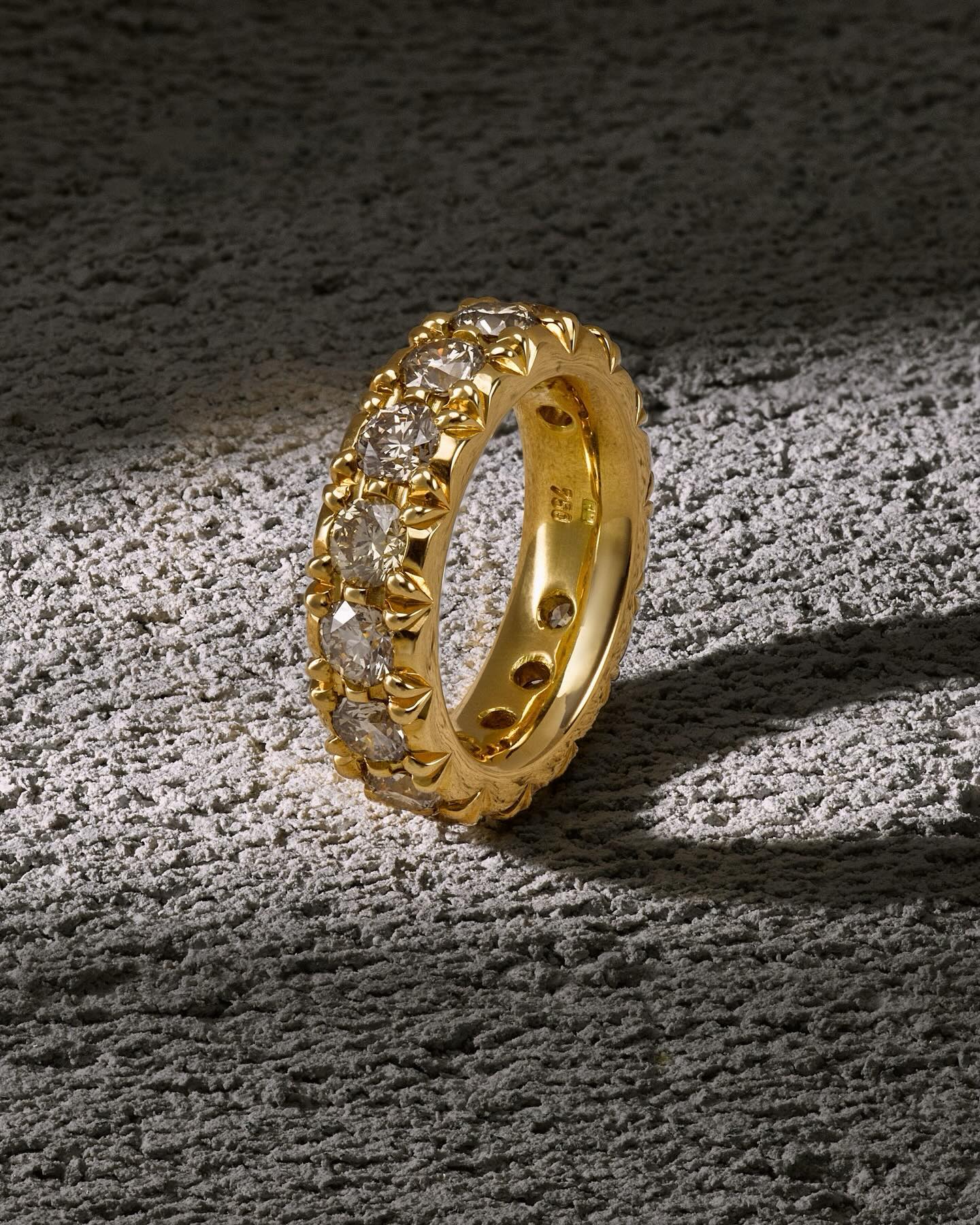 Ein brillantes Meisterstück. Feurig funkelnd und festlich.
Ring Alliance // Brillanten, light brown, 4,20 Carat // Gelbgold 750, 17,5 Gramm
www.uhl.ch #uhl #schmuck #gelbgold #diamonds #uhldesign bigiuhl gold goldschmiedluxury