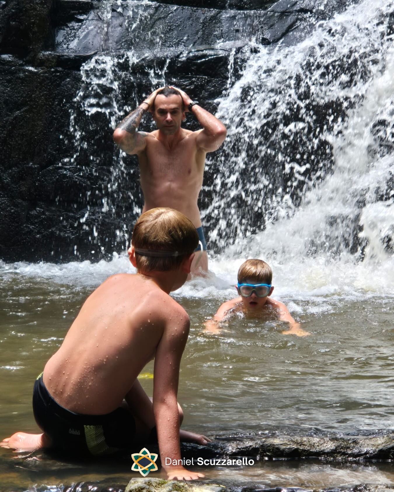 A maioria das limitações que a gente sente vem das histórias que repetimos internamente, muitas vezes sem questionar.
Ideias sobre quem deveríamos ser, sobre até onde podemos ir, sobre o que é “seguro”, “aceitável” ou “possível”. Com o tempo, essas narrativas viram regras silenciosas. E a gente passa a viver dentro delas achando que é realidade.
Liberdade interna começa quando a gente aprende a observar esses pensamentos — e não obedecer automaticamente a todos eles. Esse é um trabalho contínuo. De consciência, de presença, de escolha. E, muitas vezes, de desaprender.
Talvez 2026 comece pelo questionamento do que você tem tomado como verdade.
#mindset #pessoas #liderancaconsciente #mentoria #breathwork