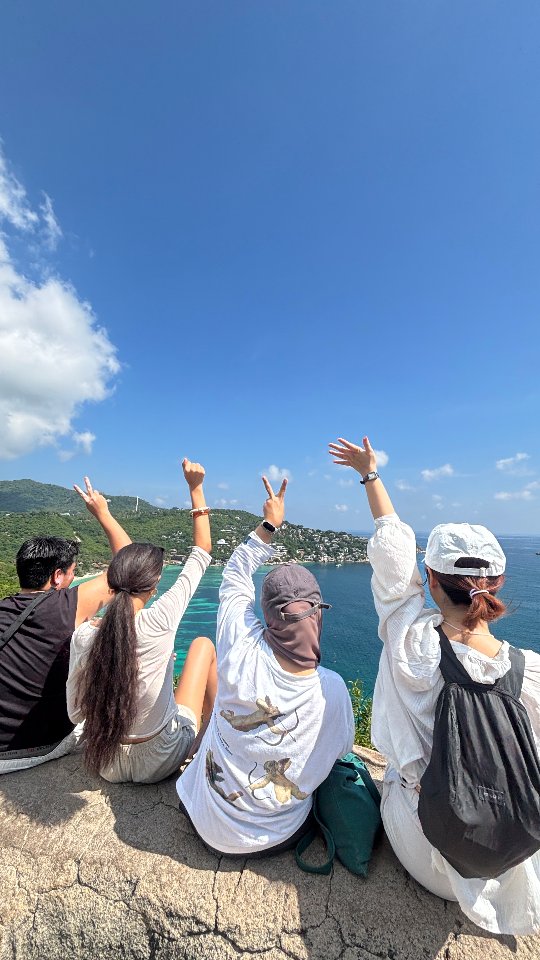 2025: A year full of magic, laughter and unforgettable memories on this little magic island🌅
Every moment at Dearly Hostel turned strangers into family. Thank you for being part of our story 💚 we promise to bring you even more joy and happiness next year ✨
.
.
.
#kohtao #kohtaohostel #thedearlyhostel #thedearlykohtao #thingstodoinkohtao