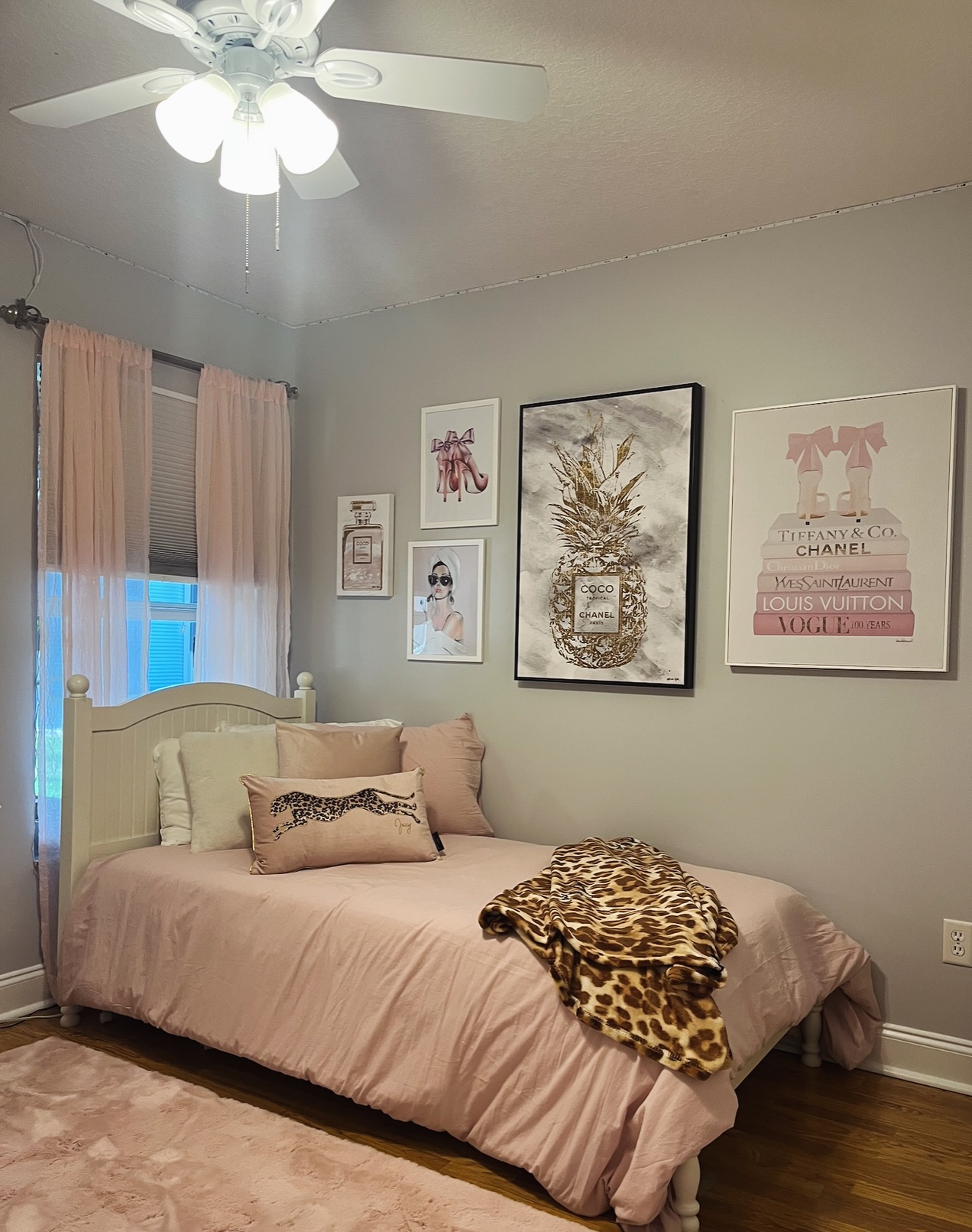 What an amazing Christmas gift for my client’s 13 year old daughter 💕 The vision came to life just in time! Swipe for the before… #palmbeachpink #palmbeachdesign #teenagegirlbedroomdesign #glamgirldesigns #sugarplumfairy