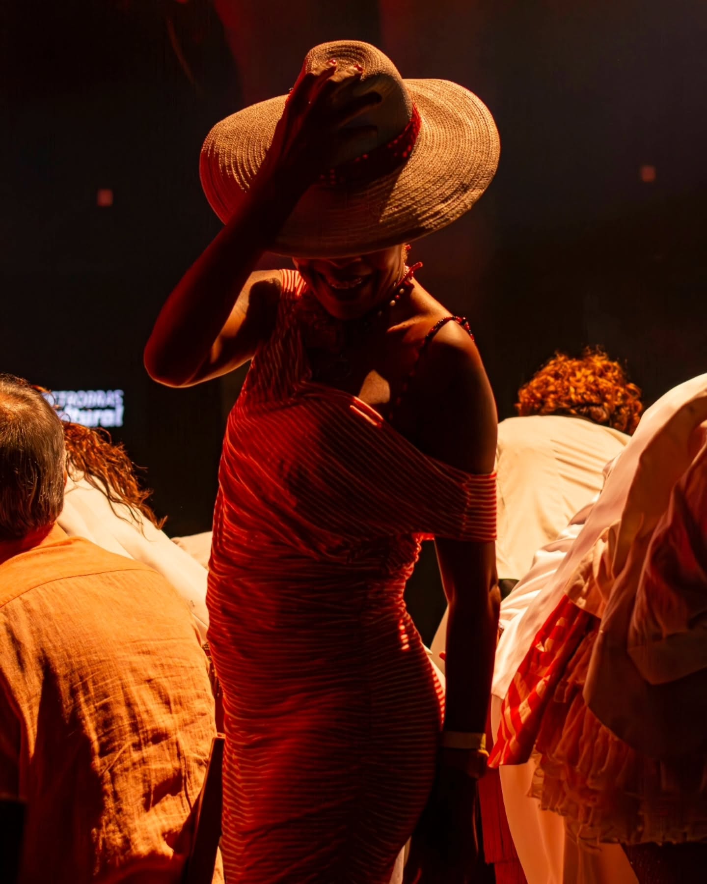 Fotografo a "Ópera das Malandras: in comcert" desde a estreia, em julho de 2023, e até hoje me surpreendo e me emociono com a potência desse espetáculo e desse coletivo que amo e tenho orgulho de, nos bastidores, fazer parte. Encerrar o ano no Rival foi especial demais ❤️
@cabaretanarua @grupotanarua @amirhaddadreal @teatrorivalpetrobras