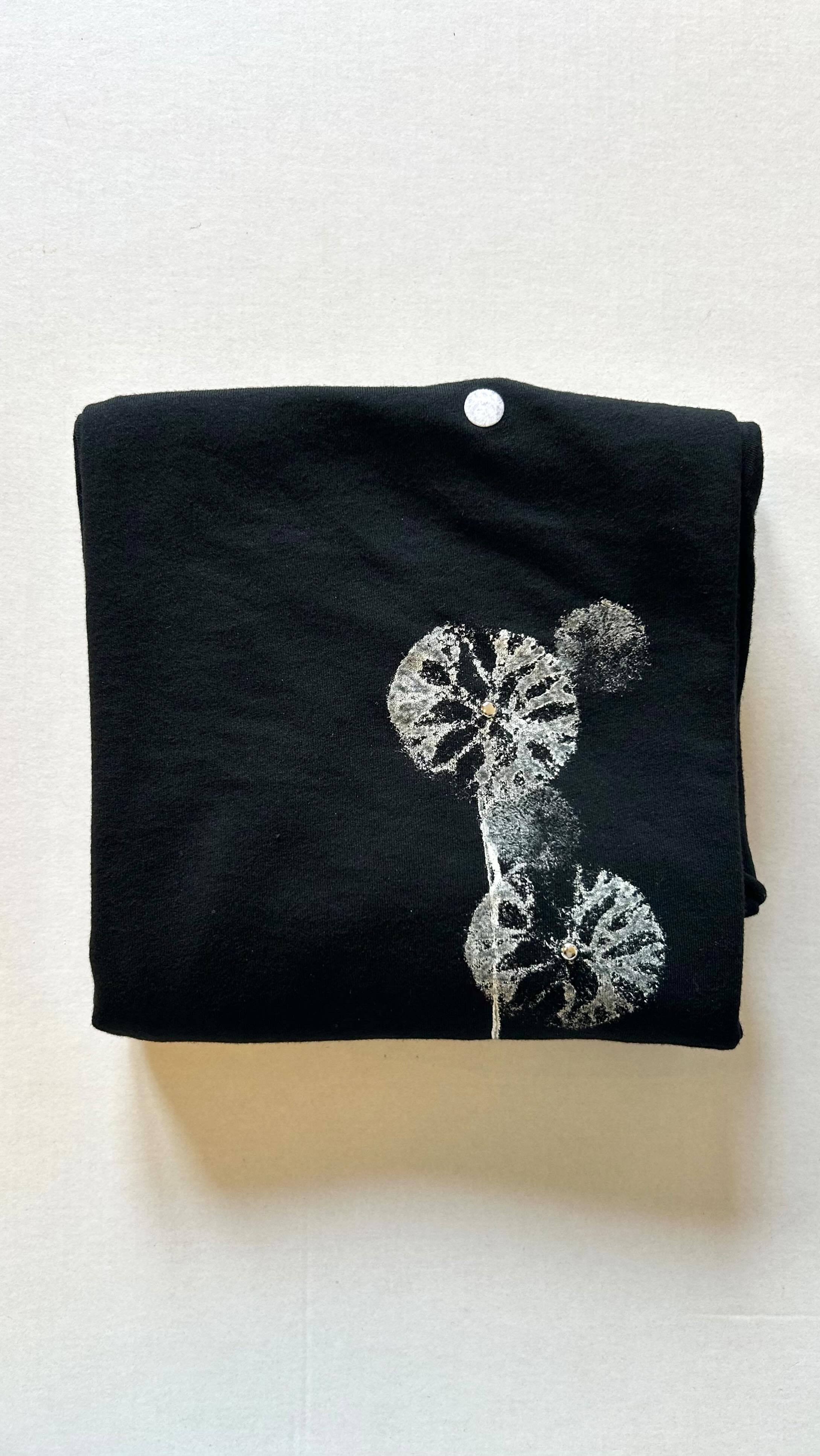 My Dandelion Design.
.
.
.
.
#blockprintedfabric #handprintedfabric #handprintedtextiles #handprintedtshirts #flowerprint #flowerart #artsandcraft