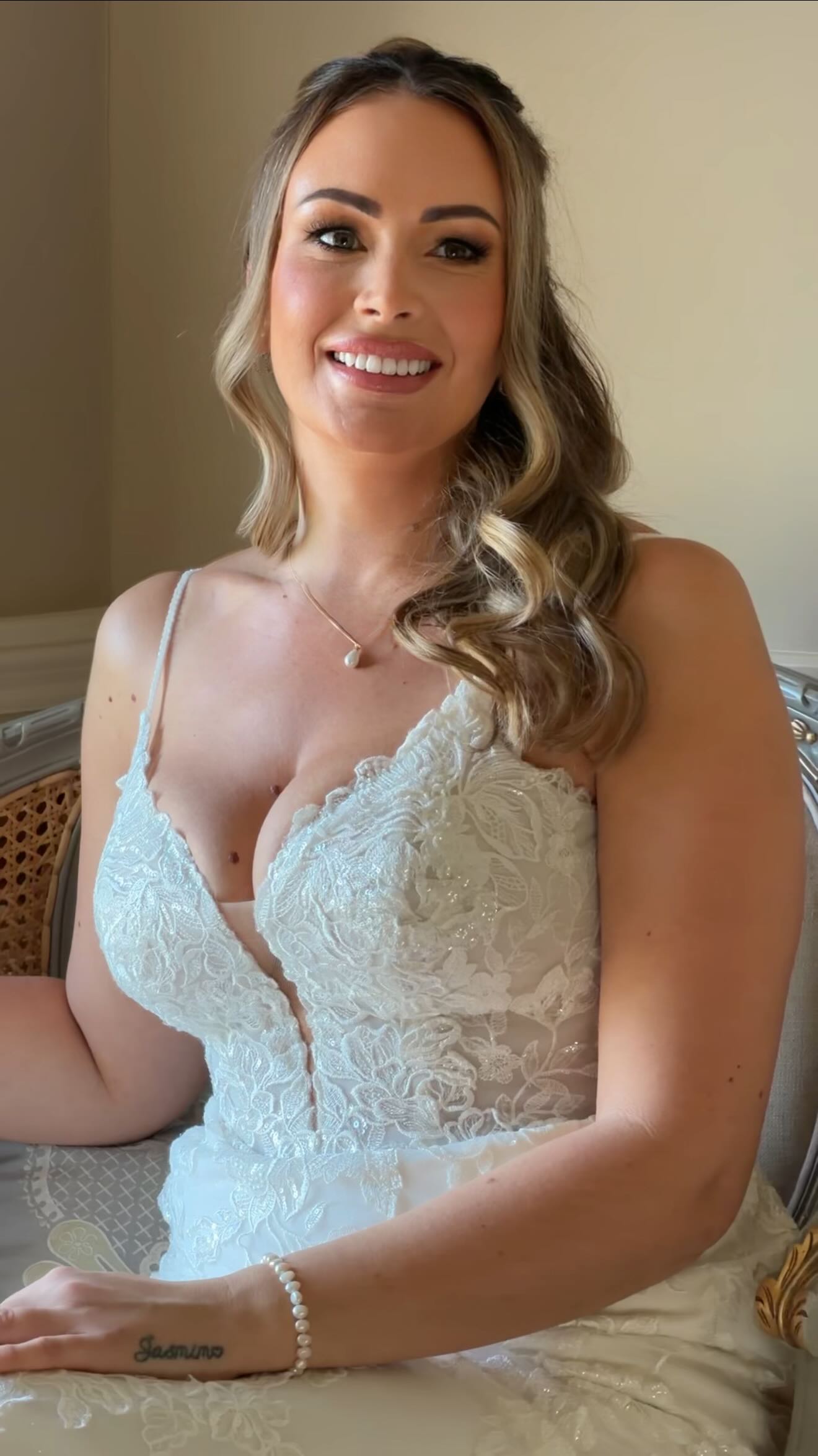 This is why you book a makeup and hair artist 🥹
I provide bespoke bridal hair & makeup services, including trials, tailored timelines and luxury products — all designed to make you feel confident, polished and looked after.
💍 My 2027 diary is opening very soon!
To enquire for your wedding date, head to the link in my bio and complete the enquiry form on my website.
I can’t wait to hear all about your day 🤍
Eleanor x
Hair: @flamingoamyhair
Venue: @reymerstonhallweddings @reymerstonhall