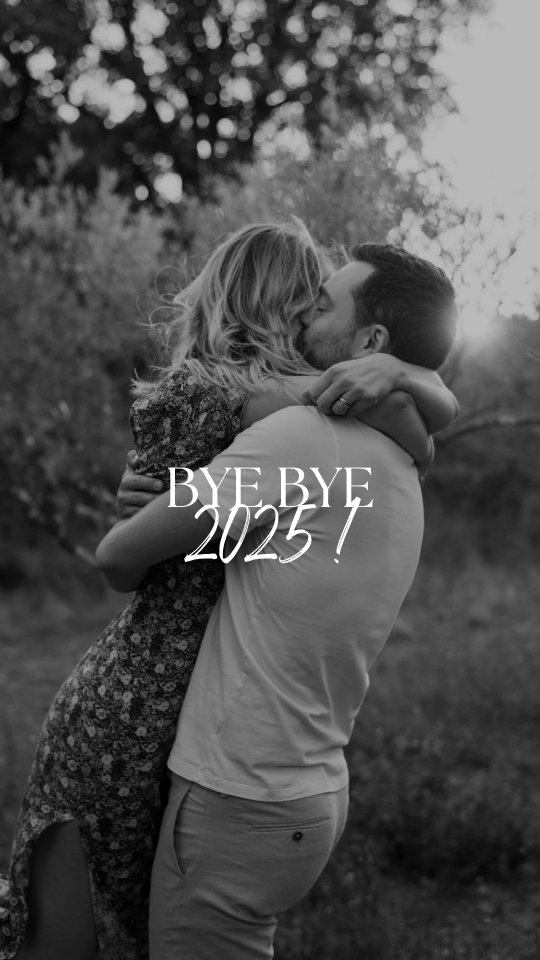2025 résumé en 15 secondes !
2025 aura été une année incroyable ✨ En quelques chiffres c'est 88 galeries et 34011 photos livrées, 24 mariages, 55 séances en famille, couple ect, et +20% de CA par rapport à 2024 !
Une année intense, qui m'aura épuisée physiquement mais pour rien au monde je ne la changerais 🤗
MERCI DU FOND DU COEUR ❤️
Maintenant place à 2026. Cette année sera toute particulière, tout simplement parce qu'elle sera l'année de notre mariage 🥹
Qui dit mariage, dit moins de disponibilité pour immortaliser le votre, mais il me reste encore une petite place en Mai, puis 2 en septembre.
Un nouveau cycle, de nouvelles perspectives positives pour une merveilleuse année 2026 !
Merci à tous de m'avoir fait confiance en 2025, hâte de découvrir ce que 2026 me réserve 🤗
Des futurs mariés.es 2026 ici ?