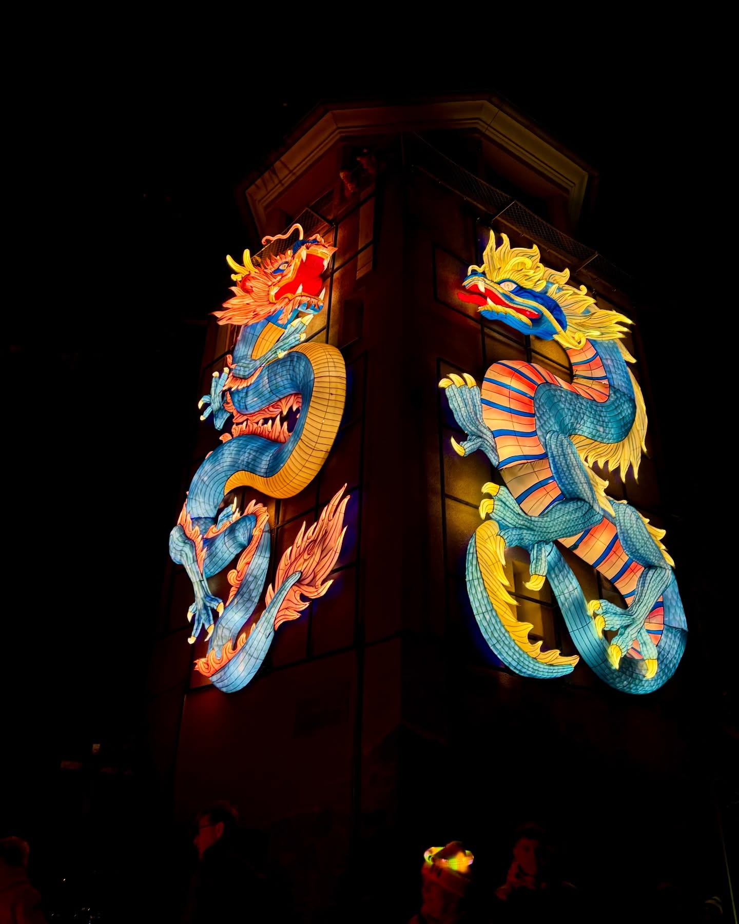 𝗠𝗮𝗴𝗶𝘀𝗰𝗵𝗲 𝗟𝗶𝗰𝗵𝘁𝗲𝗿 ü𝗯𝗲𝗿 𝗛𝗮𝗹𝗹𝗲
Ich war wieder bei den Magischen Lichterwelten im @zoohalle und bin jedes Mal aufs Neue begeistert. Zwischen Drachen, Trollen, Hexe Baba Jaga und Poseidon gibt es so viel zu entdecken, dass man für ein paar Stunden glatt vergisst, dass man eigentlich „nur“ im Halleschen Zoo ist. Ein echtes Winter-Highlight in unserer Stadt.