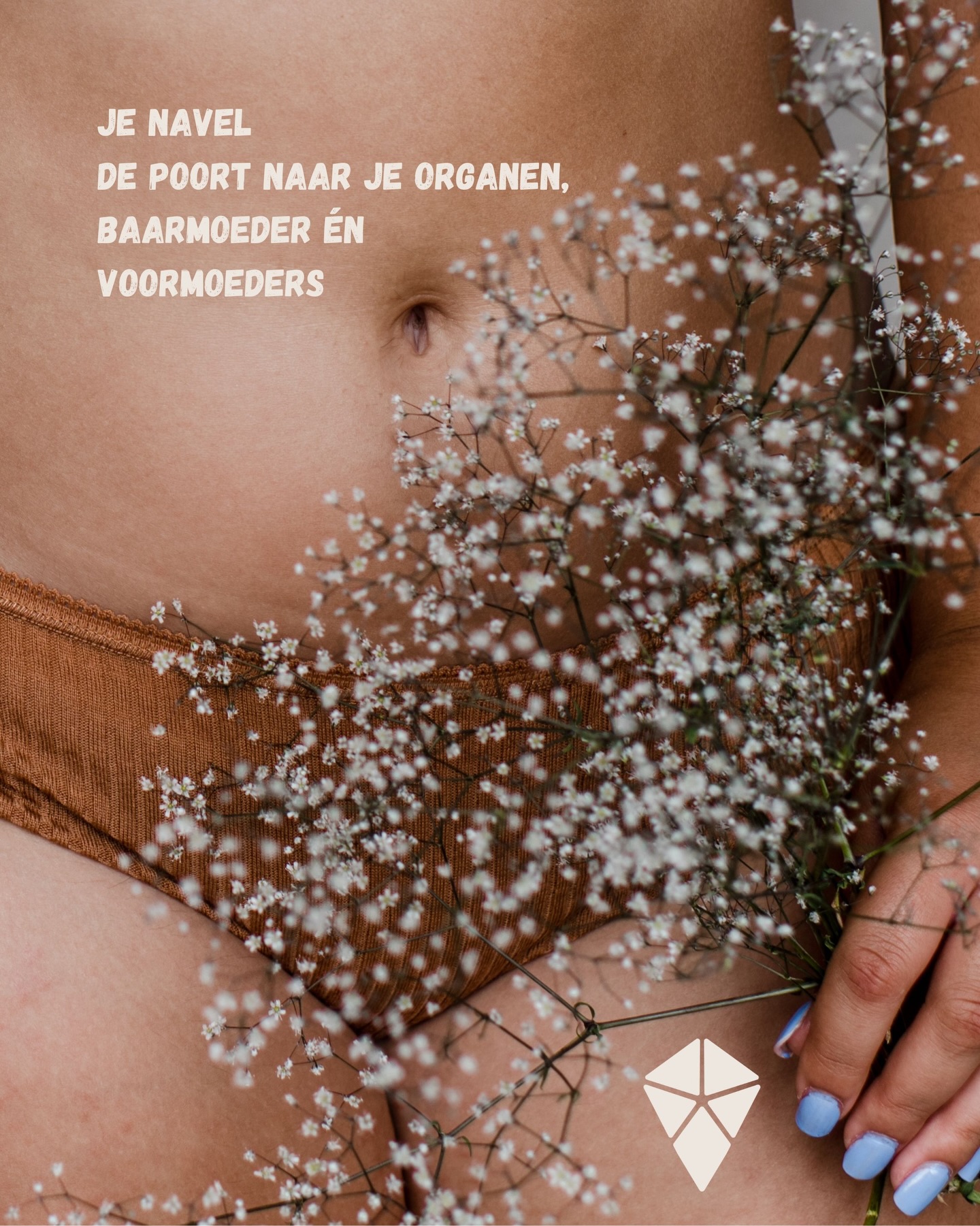 Onze navel is niet zomaar een punt op ons lichaam.
Het is een poort. Naar voeding. Naar verbinding. Naar herinnering.
Wist je dat jij als vrouw al gevormd werd in de buik van je oma? Toen jouw moeder als baby in haar buik groeide, werden jouw eicellen gevormd.
Drie generaties, verbonden in één lichaam.
Wat een wijsheid ligt daar opgeslagen…
Het begieten van de navel met olie is een oud ritueel dat deze lagen zacht kan aanraken.
Wat deze toepassing kan ondersteunen:
༜ een soepelere spijsvertering
༜ verzachting van spanning in je buik
༜ verdiepend contact met je baarmoeder
༜ verbinding met je vrouwenlijn
༜ een diepe, belichaamde vorm van zelfliefde
Wanneer je de warme olie zachtjes in je navel giet, nodig je je lichaam uit om te herinneren.
Je navel opent de poort der herinnering naar de vrouwen vóór je via zachtheid en aanwezigheid. De warmte stroomt je onderbewuste binnen.
Elke avond kun je een kort voormoeder ritueel doen voor je gaat slapen.
Giet verwarmde olie in je navel.
Leg één hand op je navel, één op je baarmoeder.
Adem rustig.
En fluister (hardop of in jezelf):
𝘐𝘬 𝘦𝘦𝘳 𝘮𝘪𝘫𝘯 𝘣𝘶𝘪𝘬.
𝘐𝘬 𝘦𝘦𝘳 𝘮𝘪𝘫𝘯 𝘣𝘢𝘢𝘳𝘮𝘰𝘦𝘥𝘦𝘳.
𝘐𝘬 𝘦𝘦𝘳 𝘥𝘦 𝘷𝘳𝘰𝘶𝘸𝘦𝘯 𝘥𝘪𝘦 𝘷𝘰𝘰𝘳 𝘮𝘪𝘫 𝘬𝘸𝘢𝘮𝘦𝘯.
Zie het als een diep afgestemd moment.
Omarm de zorg voor je afkomst.
Voor je vertering.
Voor je vrouwelijke bedding.
Voel jij een ja?
Je buik weet de weg!
𝘐𝘯 𝘥𝘦 𝘷𝘰𝘭𝘨𝘦𝘯𝘥𝘦 𝘴𝘭𝘪𝘥𝘦𝘴 𝘷𝘪𝘯𝘥 𝘫𝘦 𝘦𝘦𝘯 𝘳𝘦𝘤𝘦𝘱𝘵 𝘷𝘰𝘰𝘳 𝘯𝘢𝘷𝘦𝘭𝘰𝘭𝘪𝘦 𝘦𝘯 𝘩𝘦𝘵 𝘳𝘪𝘵𝘶𝘦𝘦𝘭 𝘪𝘯 𝘦𝘦𝘯 𝘰𝘰𝘨𝘰𝘱𝘴𝘭𝘢𝘨.
#navelolie #voormoeders #avondritueel #zelfmassage #spijsvertering