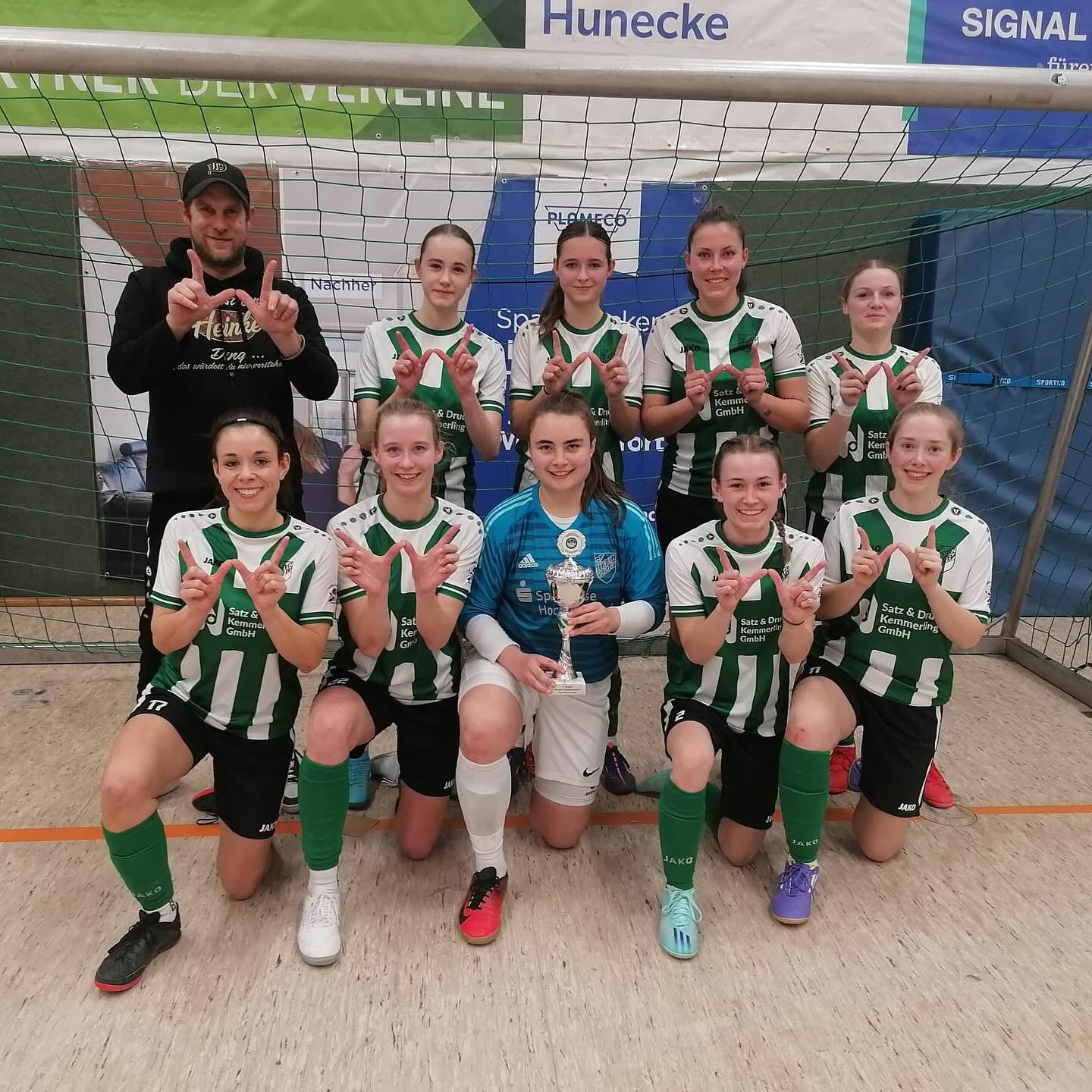 ⚽ SVT-Damen belegen 1. Platz beim Hallenturnier des TuS Oeventrop ⚽
Die Fußballdamen des SV Thülen sind beim Hallenturnier des TuS Oeventrop am Montagabend ihrer Favoritenrolle gerecht geworden und haben bei ihrer ersten Teilnahme den Pott direkt an den Scheid geholt. 🏆
Lediglich der Landesligist SuS Scheidingen konnte bei einem 1:1 den Grün-Weißen einen Punkt abknüpfen.
Ansonsten wurden alle Spiele gewonnen und auch spielerisch wusste der Favorit zu überzeugen.
Insgesamt 16-mal konnte der Westfalenligist in 6 Partien einnetzen.
Erfolgreich waren dabei Sophia Kloppenburg (7), Franziska Schüttler und Greta Siebers (je 3) sowie jeweils einmal Zoe Koch und Laura Schulte. Hinzu kommt noch ein Eigentor des TuS Oeventrop in der Auftaktpartie.
Eine richtig starke Leistung zeigte Leonie Koke, die für die beiden verhinderten Torfrauen Gesa Schulte und Johanna Hoppe den Job zwischen den Pfosten übernahm.
Die 21-Jährige glänzte mit einigen tollen Paraden und kassierte damit die wenigsten Gegentore im Turnier. 💪🏼
Trainer Dominique Heinke zeigte sich nach der Siegerehrung durch Oeventrops Thorsten Stein mehr als zufrieden mit dem Abschneiden seiner Mannschaft.
So darf es in den nächsten Hallenturnieren gerne weitergehen. 😊