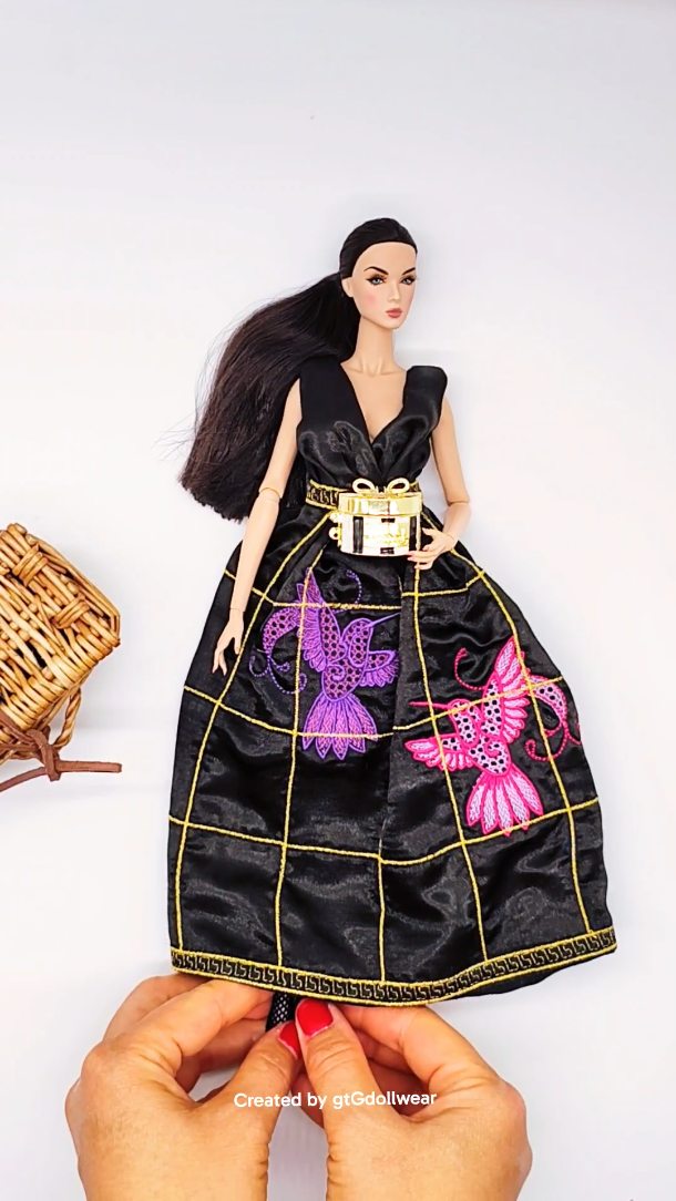 Black and gold, bird embroidery in full flight — this is the kind of look that defines our brand. ‘Fly Me to the Moon’ plays, and she doesn’t just follow the music, she rises above it. Precision details, bold contrast, and that unmistakable GTGDOLLWEAR attitude. This is miniature couture built for collectors who expect more than pretty. They expect presence.
www.gtGdollwear.com
#gtgdollwear #integritytoys #fashionroyalty #nufacedoll