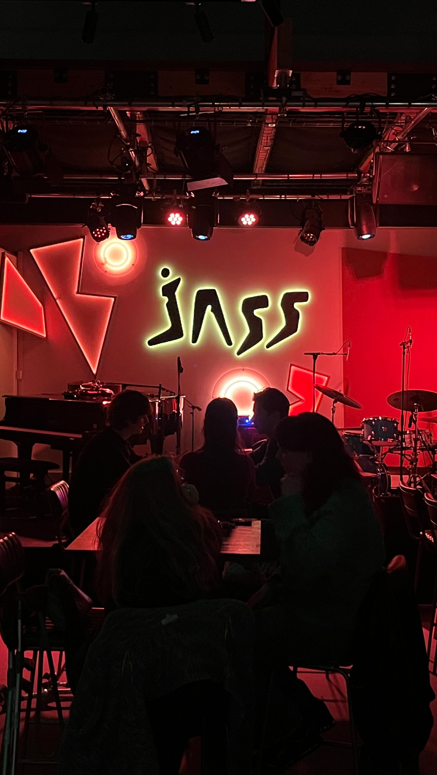 Back in at the deep end after a chilled Christmas. Great fun to try out my new alto with the amazing @clemtrimouillejazz @kimbaiunco and @stephane.chandelier at @jassclub.paris last night.
.
#jazz #bebop #swing #alto #music #youornoone #sax #drums #bass #paris #jazzclub