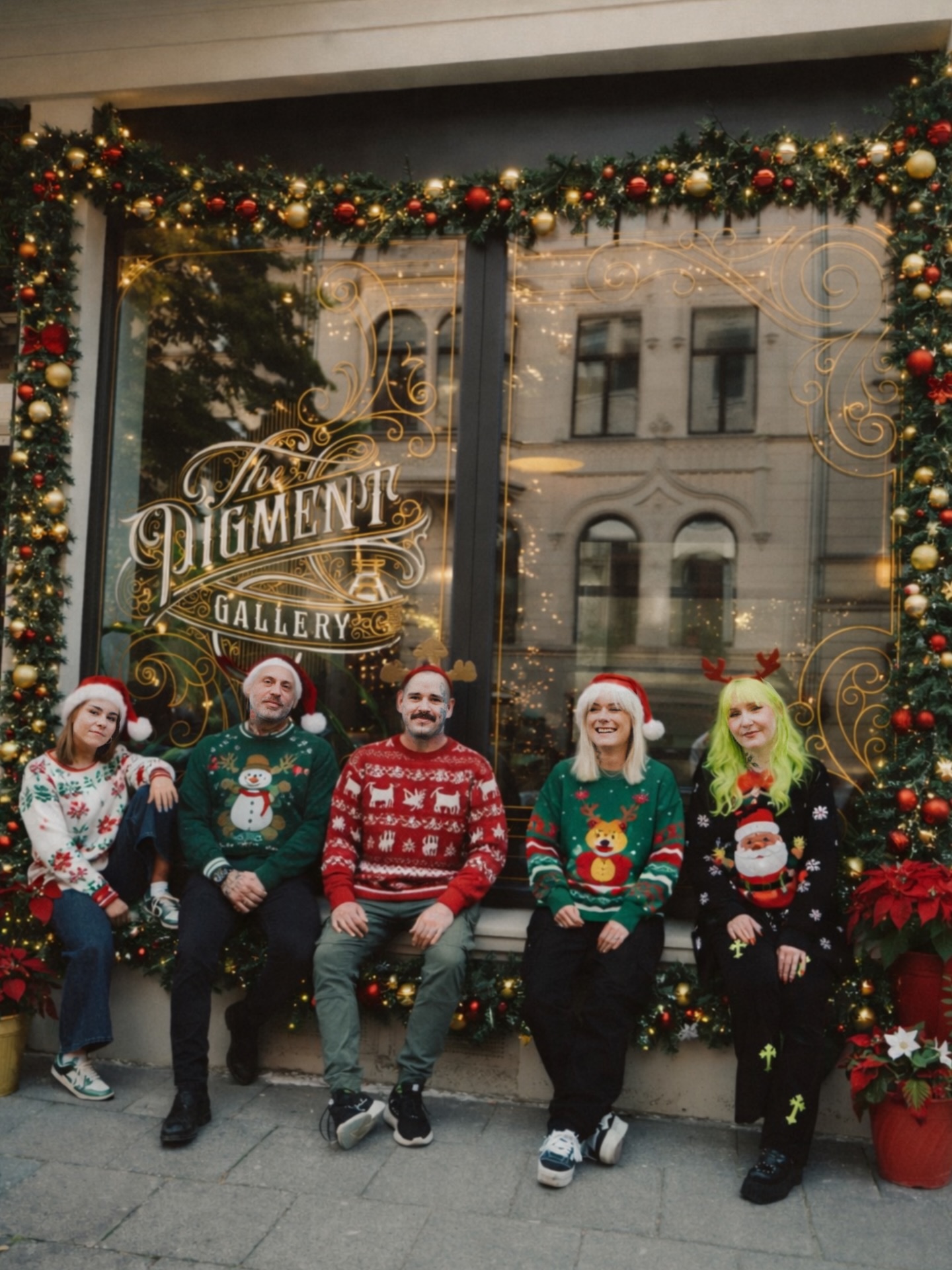 DANKE...Einfach Danke. An euch, unsere Tattoo-& Piercing Family. Wir hoffen, ihr hattet schöne Weihnachtstage…und wenn nicht: auch okay. Manche sind halt eher Team Grinch (👀 Pat, wir gucken dich an). Egal ob ihr die Tage ruhig ausklingen lasst, euch verkriecht, lacht, nachdenkt oder euch selbst beschenkt habt – vielleicht sogar mit ’nem neuen Tattoo oder Piercing. Wir freuen uns über jede einzelne Reise, die ihr mit uns teilt...Und ja, wenn man ehrlich ist:
Tattoos und Piercings sind eigentlich komplett unsinnig.
Sie ändern nix an der Welt. Aber sie ändern manchmal etwas in uns.-Und genau dabei lieben wir es, euch zu begleiten – auf eurem Weg, euch selbst ein Stück zu verwirklichen. Manchmal ist es nicht mal die Nadel.
Sondern das Gespräch zwischendurch. Das Lachen. Oder auch die Stille. Manchmal weinen wir gemeinsam (vor Freude). Manchmal wachsen wir gemeinsam.
Und ja – manchmal nehmt ihr nicht nur Tinte mit nach Hause, sondern wir auch ein Stück von uns im Herzen.
Danke für euer Vertrauen.
Danke für eure Geschichten.
Danke, dass wir Teil davon sein dürfen.
Lasst das Jahr jetzt in Ruhe ausklingen... vielleicht noch mit einem spontanen Piercing oder Tattoo ✨
Und haltet die Augen offen 👀
👉 Am 01.01. kommt was ganz Geiles zum Jahresstart. Versprochen.
Euer
Pigment Gallery Team 🖤