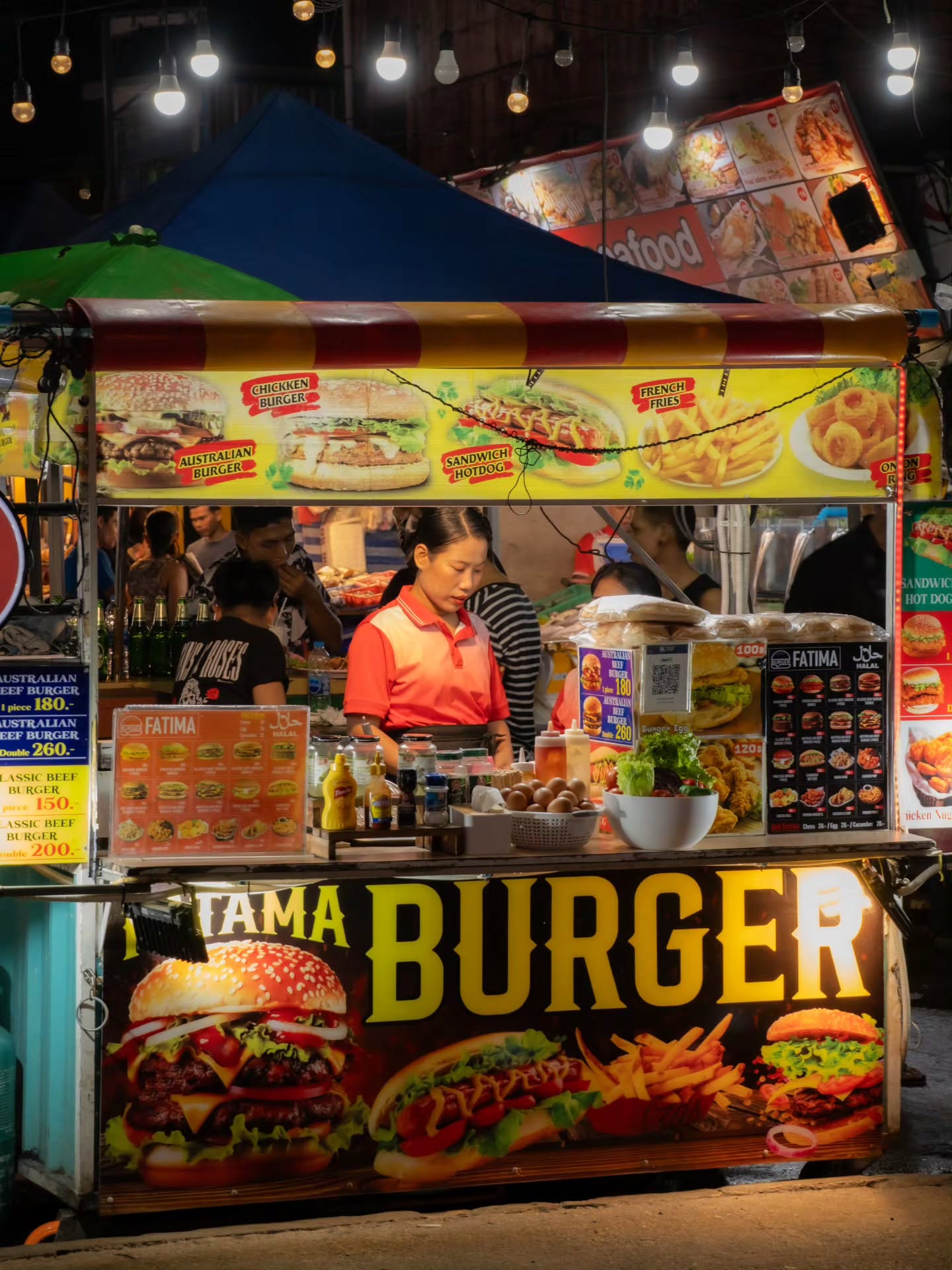 Los mercados nocturnos son como una mini ciudad que se puede montar en un parqueadero, las calles viejas de un centro histórico o una plaza y esta hecha de unas barras de metal y literal todo mundo mete la mano para ayudar ha montarlo por que de ese dinerito dependen todos♥️ mujeres con sus bebes, los viejos en fin.. todo el que pueda mover un dedo mete la mano a montar su negocio familiar o ayudar a la persona que tiene a su lado y eso también es una muestra de amor hacia el otro sin pensar en la competencia que hay en el juego del vender a los turistas 🥴