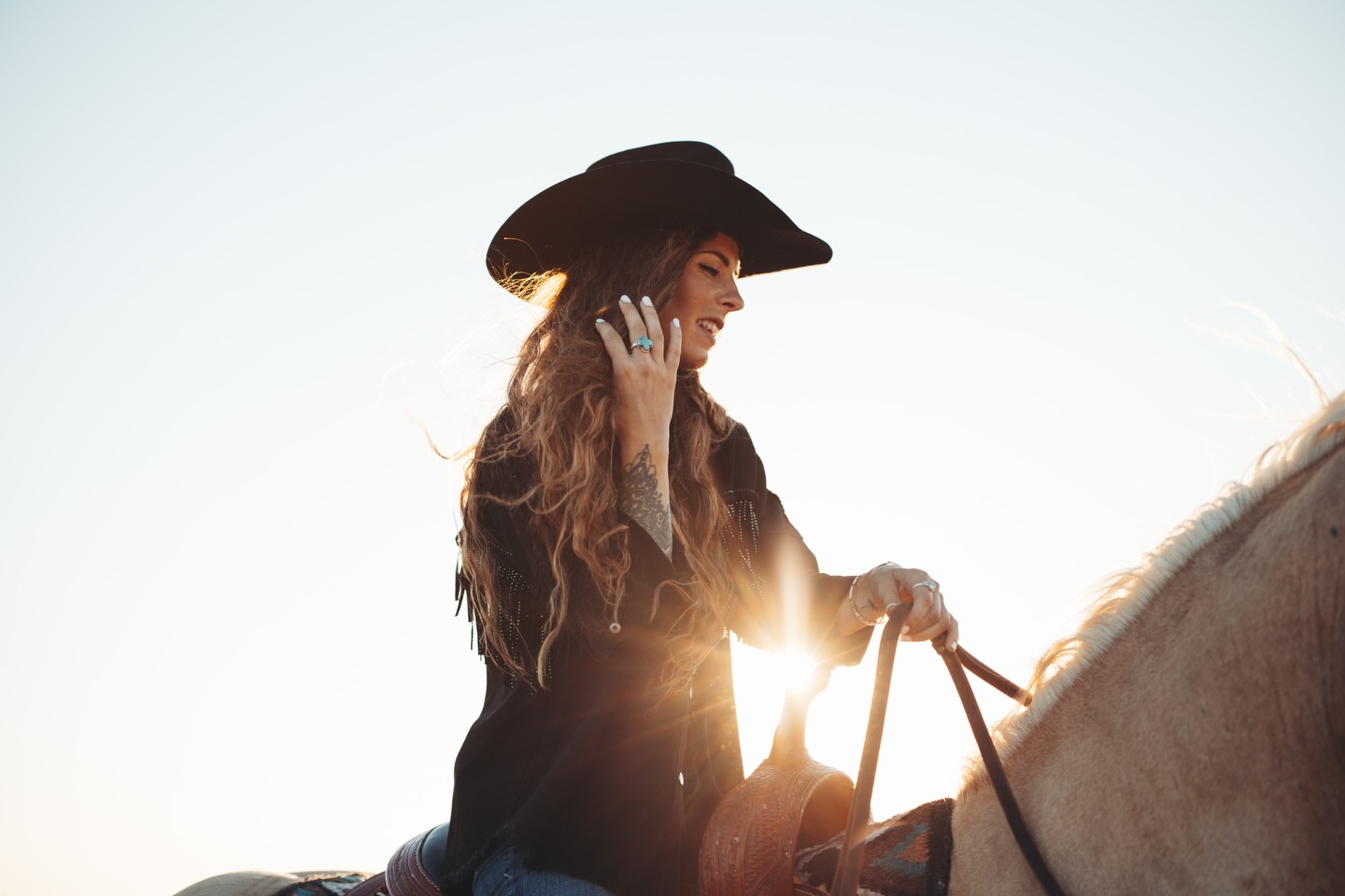 2025 + Sonora = rêve devenu réalité ✨
Cette année aura eu un goût spécial à mes yeux puisqu’elle a vu naître SONORA après des années à germer dans ma tête.
Ayant déjà une autre marque Lifestyle, je me bridais en pensant que c’était déjà assez de travail ( les nuits blanches n’ont plus de secrets pour moi 😂 ) et pourtant comme à chaque fois que quelque chose me travaille, cette idée revenait comme un fond sonore.
Alors allez savoir pourquoi, cette année 2025, j’ai passé le pas.
Moins d’un an après son lancement, vous êtes déjà des centaines à porter mes petits bijoux 🥹
J’aime déjà beaucoup trop ce projet, que je vous promets de chérir et de porter le plus loin possible, pour tous les amoureux des grands espaces et les âmes qui veulent de l’authentique.
Bref, mille merci n’est pas assez, je vous donne rendez vous en 2026 pour plus de pépites inspirées du désert et en attendant profitez de vos proches 🤍
#bye2025 #thankyou #smallbusinessowner