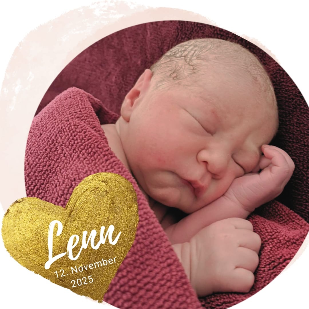 Lieber Lenn,
schon am Abend zuvor kündigten sich bei deiner Mama leichte Wehen an, die im Laufe des Abends immer intensiver wurden.
Trotzdem gab es ein kurzes Zeitfenster, wo unklar war, ob es wirklich soweit war..denn kurz ließen die Wehen auch wieder nach in der Zeit, wo deine Eltern deinen Bruder wegbrachten.
Schnell war dann doch klar- du wolltest definitiv das Licht der Welt erblicken.
Im Geburtshaus angekommen wurden die Wehen immer intensiver.
Deine Mama fand es sehr entspannend in der Wanne. Sanft und selbstbestimmt wurdest du in den frühen Morgenstunden ins warme Wasser geboren..tiefenentspannt und geborgen auf der Brust deiner Mama hast du die ersten Atemzüge gemacht und wurdest in Liebe empfangen.
Ein paar Stunden nach deiner Geburt ging es dann nach Hause und deine Eltern freuten sich sehr dich endlich deinem großen Bruder vorzustellen.
#geburtshaus #wassergeburt #zweiteskind #wunderwerk #68