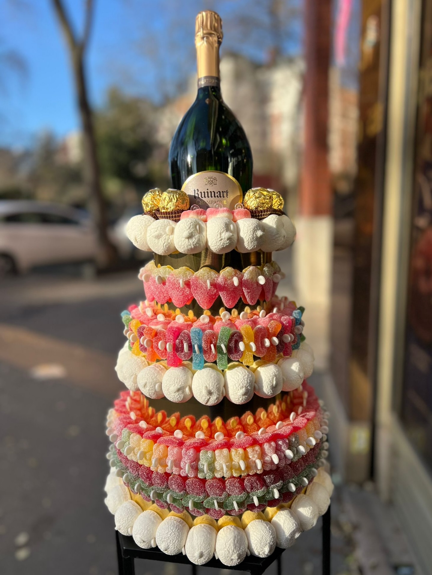 Pourquoi choisir entre bulles et douceurs ? 😱
Cette année, on voit les choses en grand pour votre soirée du Nouvel An.
Repartez avec cette création unique surmontée de sa bouteille de champagne. Disponible dès maintenant en boutique 🥰
L’abus d’alcool est dangereux pour la santé, à consommer avec modération.