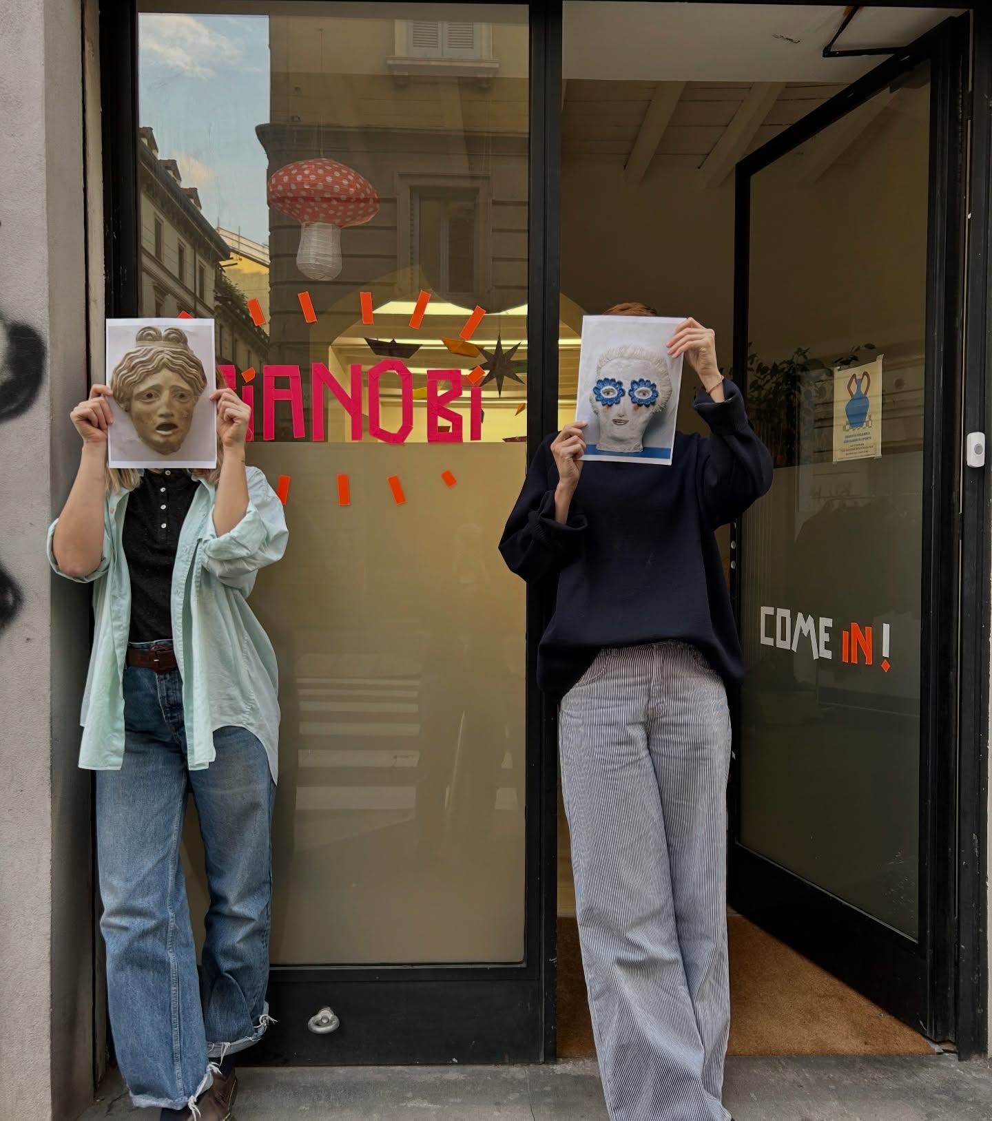 Ciao 2025 sei stato un anno pazzesco ✨
Insieme abbiamo fatto muovere le mani, dipinto, intrecciato, levigato, riso a crepapelle, creato nuove amicizie e allargato la famiglia 🧡
Siamo approdate nel nostro amato quartiere, accolte a braccia aperte e non vediamo l’ora di continuare a crescere insieme.
Grazie a tutti i nostri incredibili atelieristi, ai bambini, i genitori, le neomamme, i vicini e gli amici.
Buon anno, ci vediamo tra poco con un programma pazzesco 💥